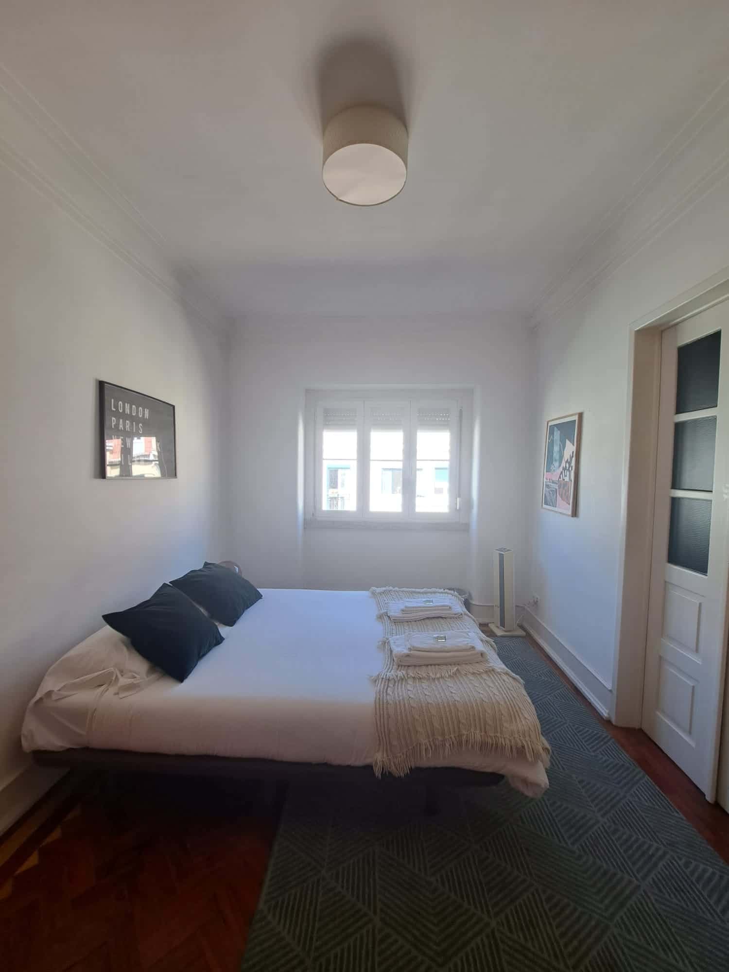 Luminous bedroom in a 7-bedroom apartment in Rua Quirino da Fonseca - Room 1 photo 1