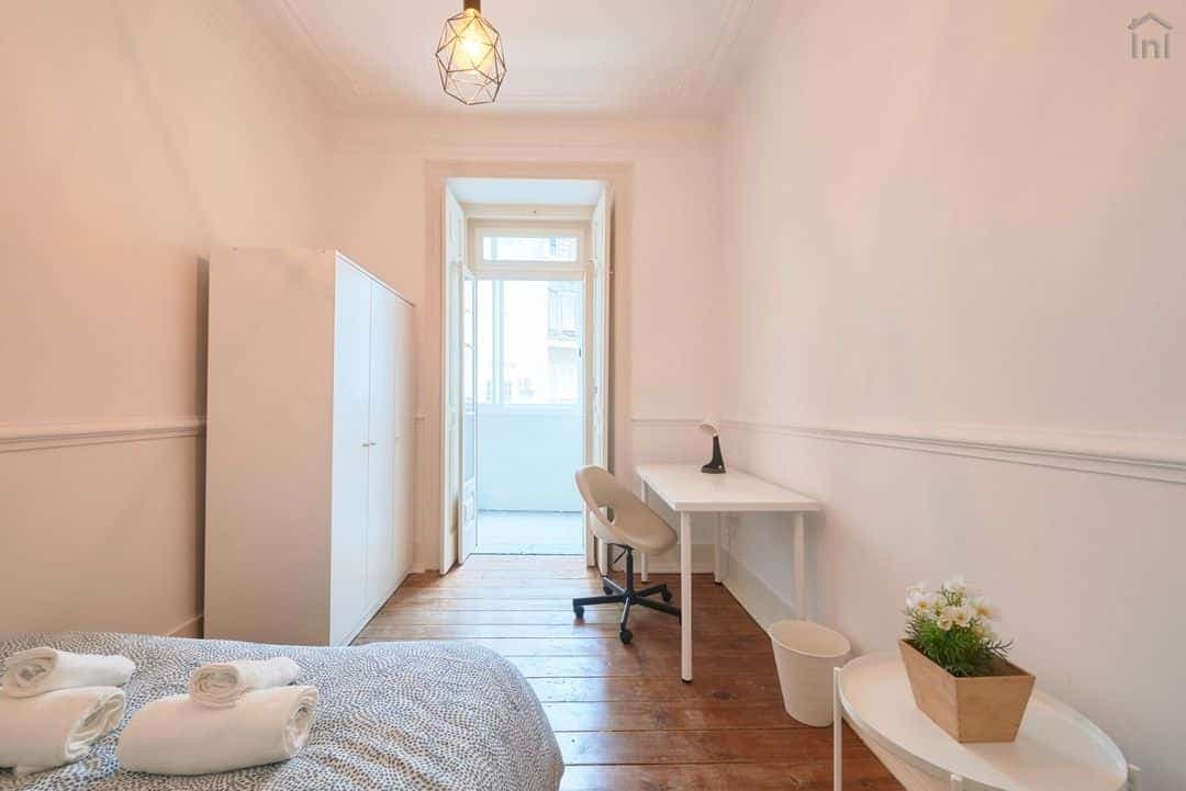 Comfortable double bedroom in a 3-bedroom apartment in Arroios - Room 3 photo 1