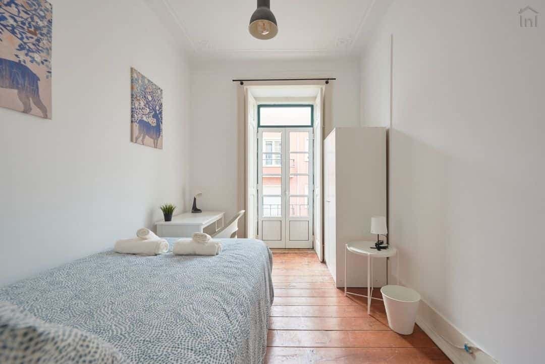 Comfortable double bedroom with balcony in a 3-bedroom apartment in Arroios - Room 1 photo 1