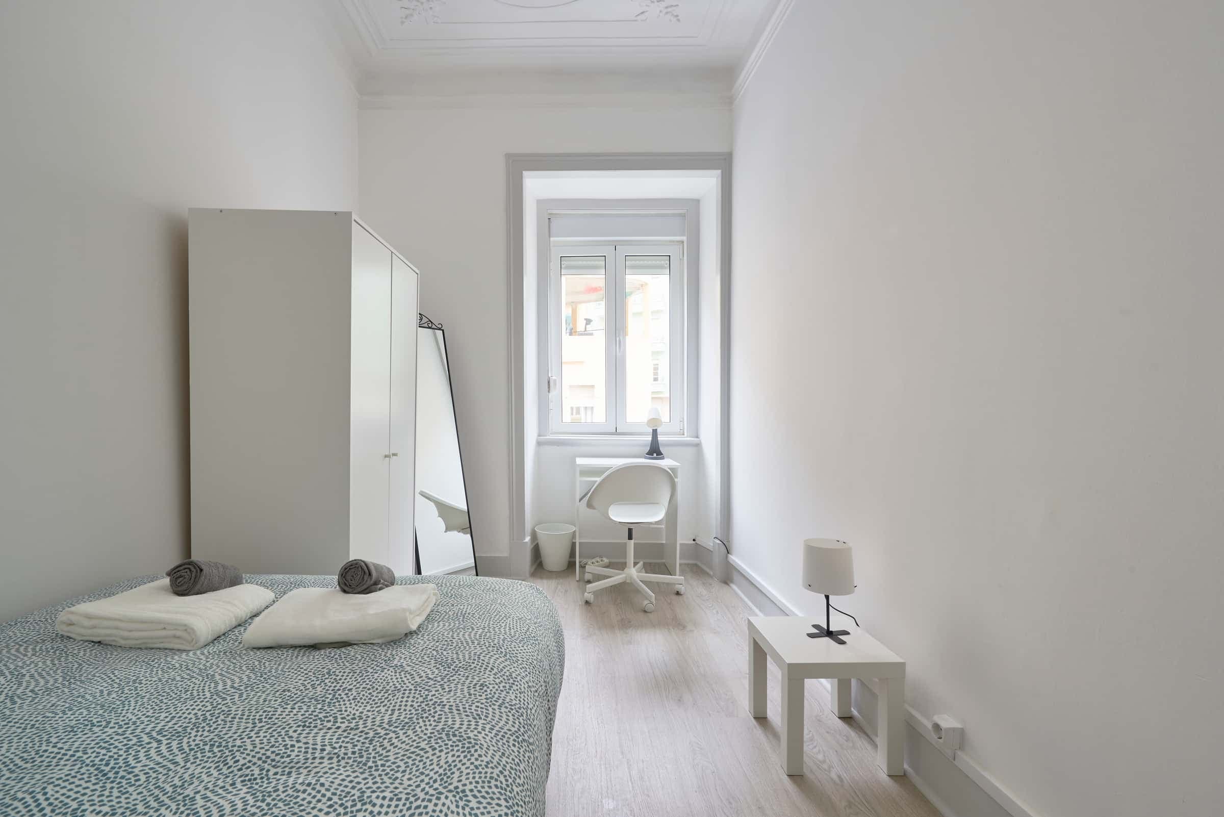 Luminous double bedroom with balcony in Arroios - Room 2 photo 1