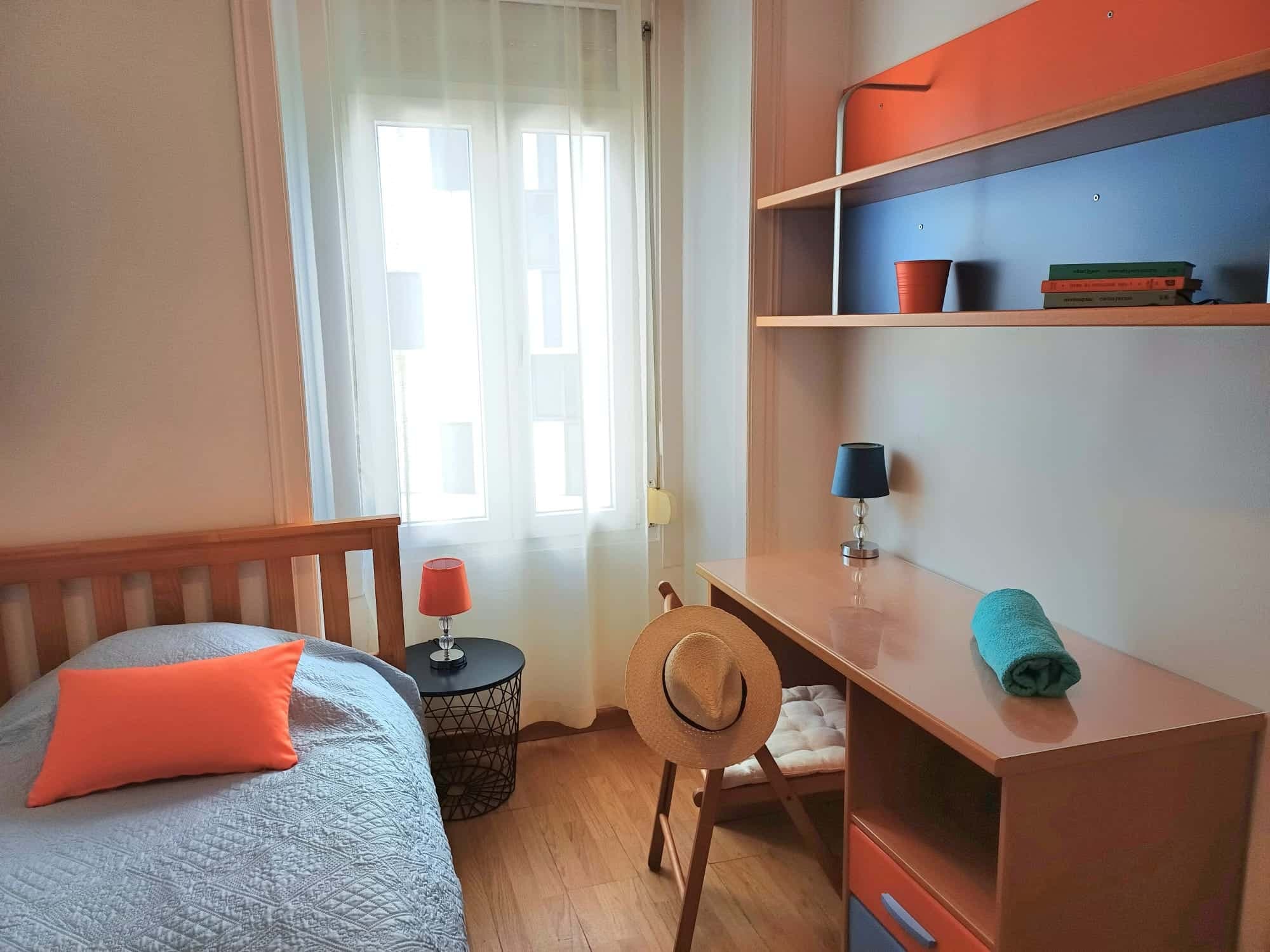 Luminous room in a 5-bedroom apartment - Room 1 photo 1