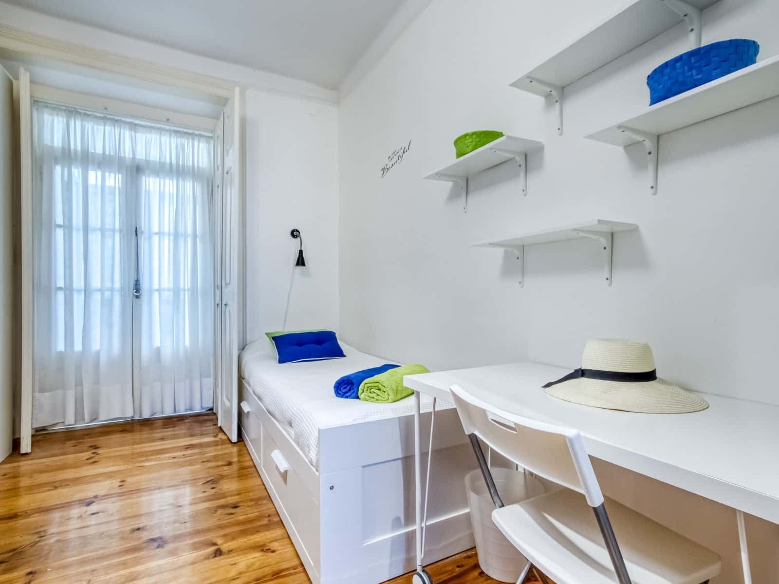 Luminous room with private balcony in a 7-bedroom apartment in Saldanha - Room 7 photo 1