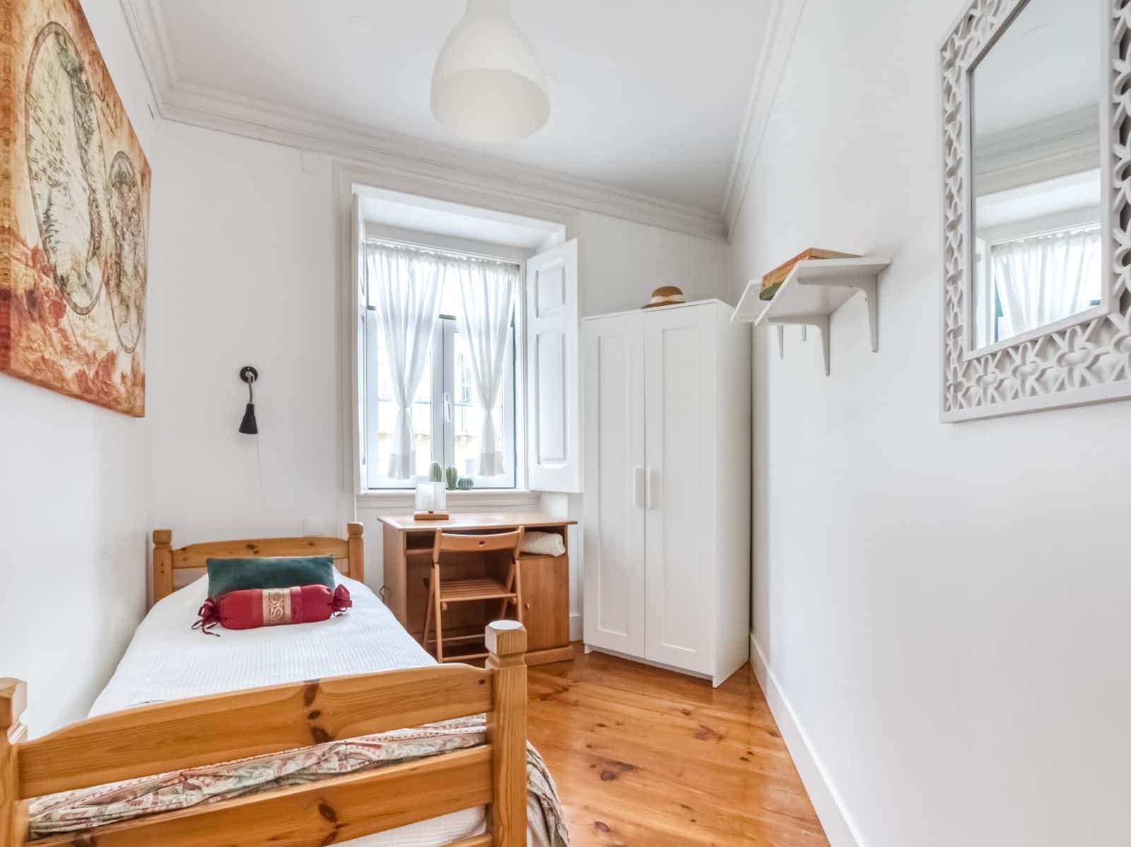 Cozy room in a 7-bedroom apartment in Saldanha - Room 1 photo 1