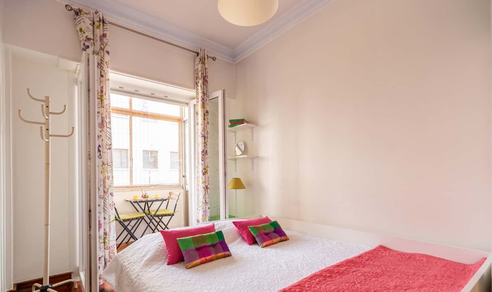 Cozy room with private balcony in a 4-bedroom apartment in Marquês de Pombal - Room 2 photo 1
