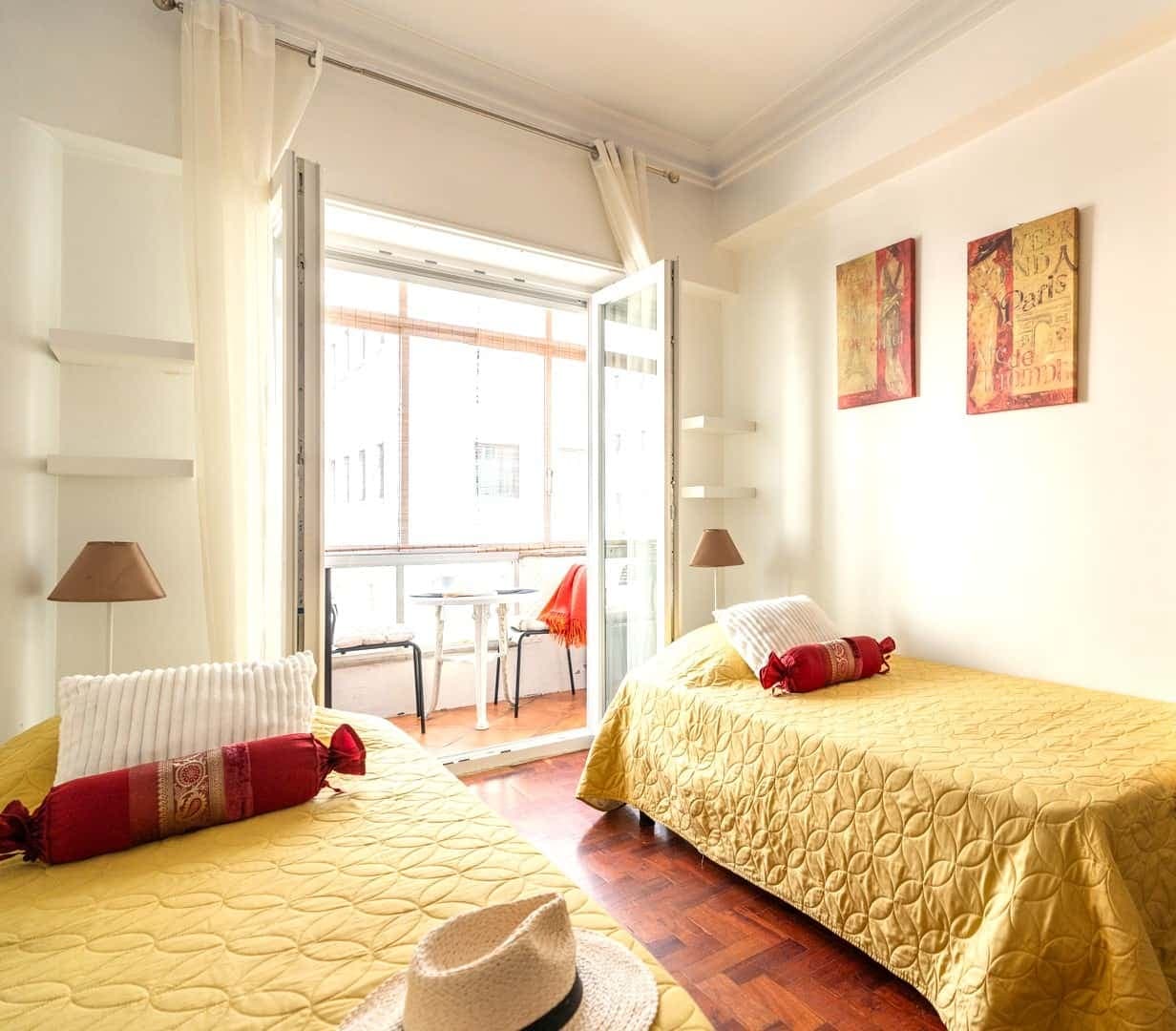 Bright room with private balcony in a 4-bedroom apartment in Marquês de Pombal - Room 1 photo 1