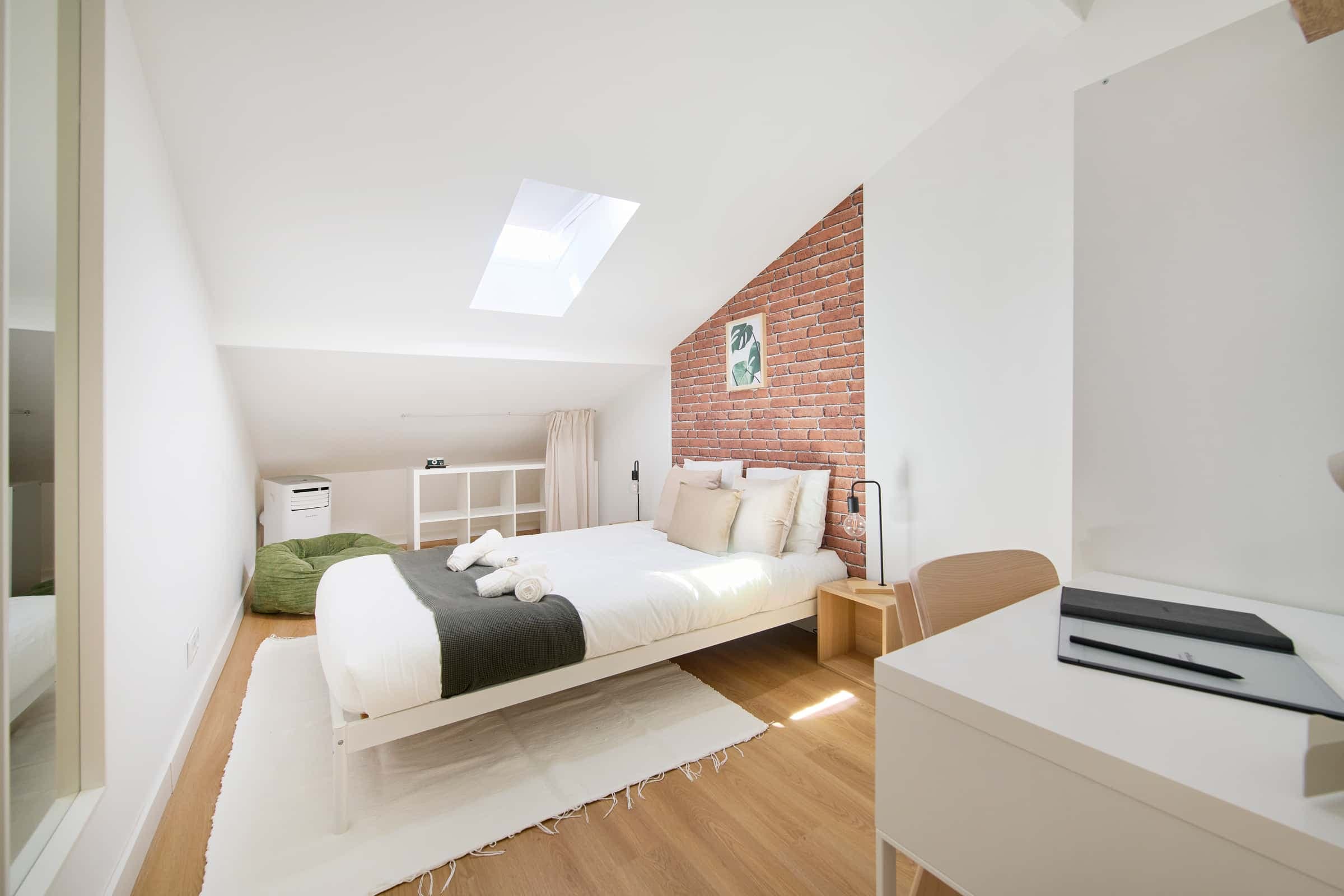 Cosy bedroom in a 9-room apartment in Arroios, Lisbon - Room 9 photo 1