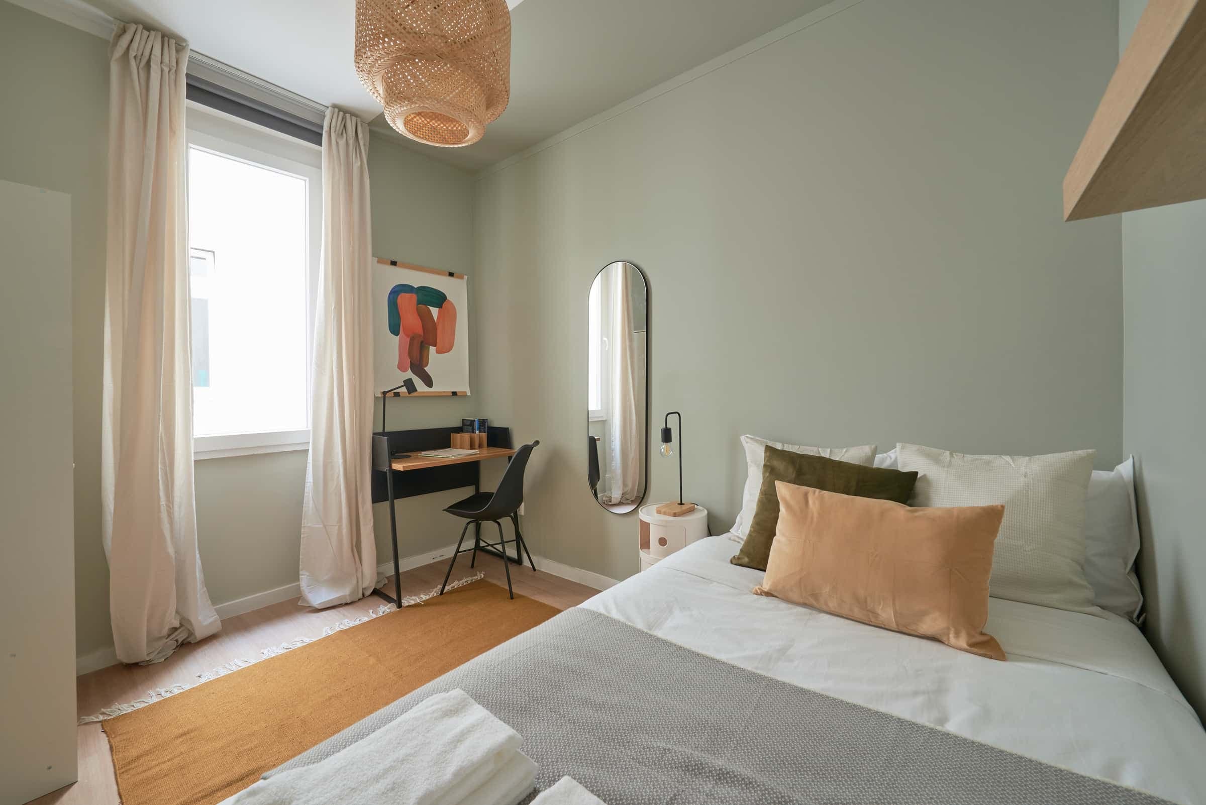 Comfortable double bedroom in a 12-bedroom apartment in Morais Soares - Room 12 photo 1