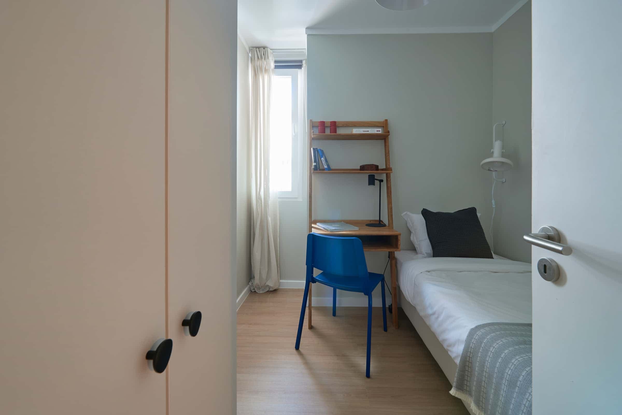 Cozy single bedroom in a 12-bedroom apartment in Morais Soares - Room 11 photo 1