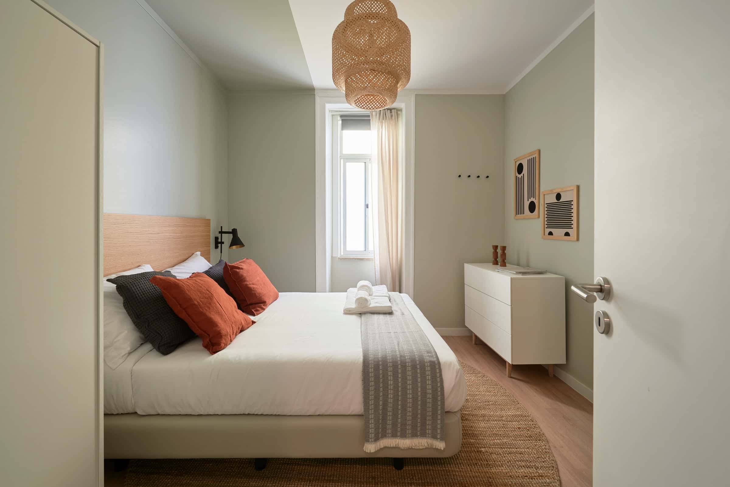 Luminous double bedroom in a 12-bedroom apartment in Morais Soares - Room 8 photo 1