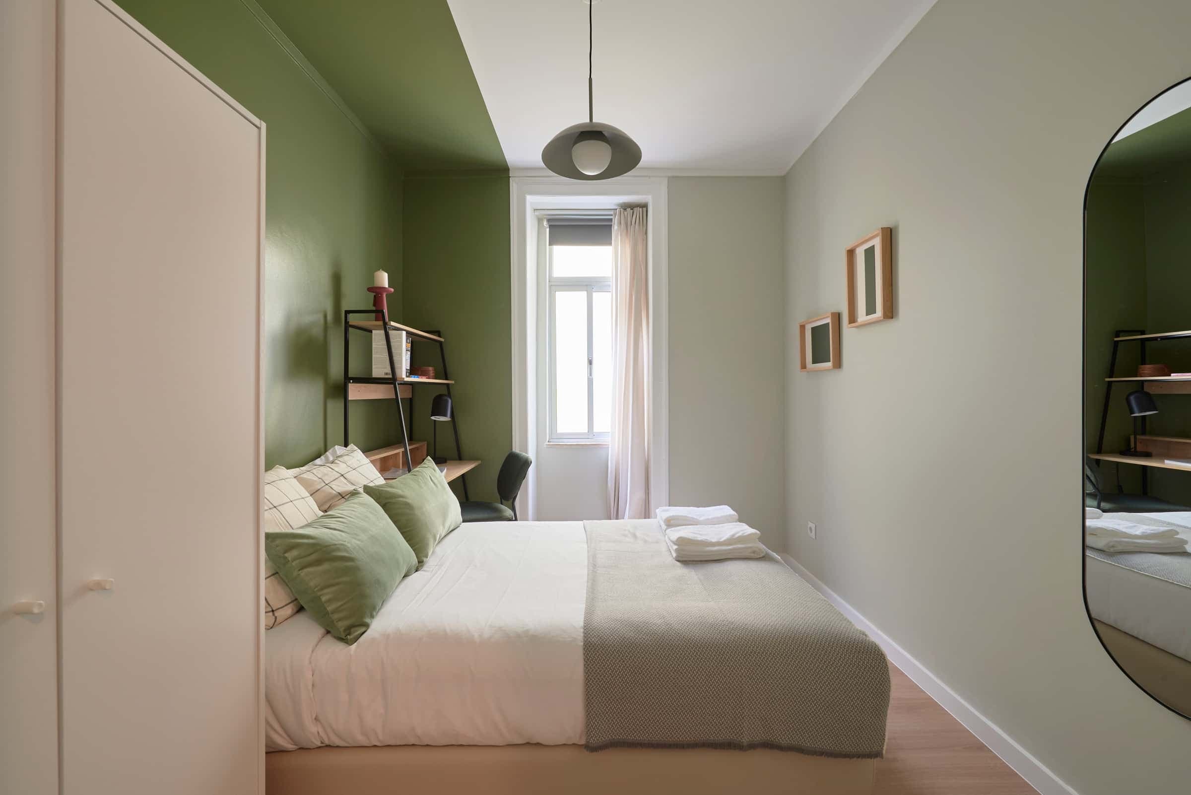 Cozy double bedroom in a 12-bedroom apartment in Morais Soares - Room 7 photo 1