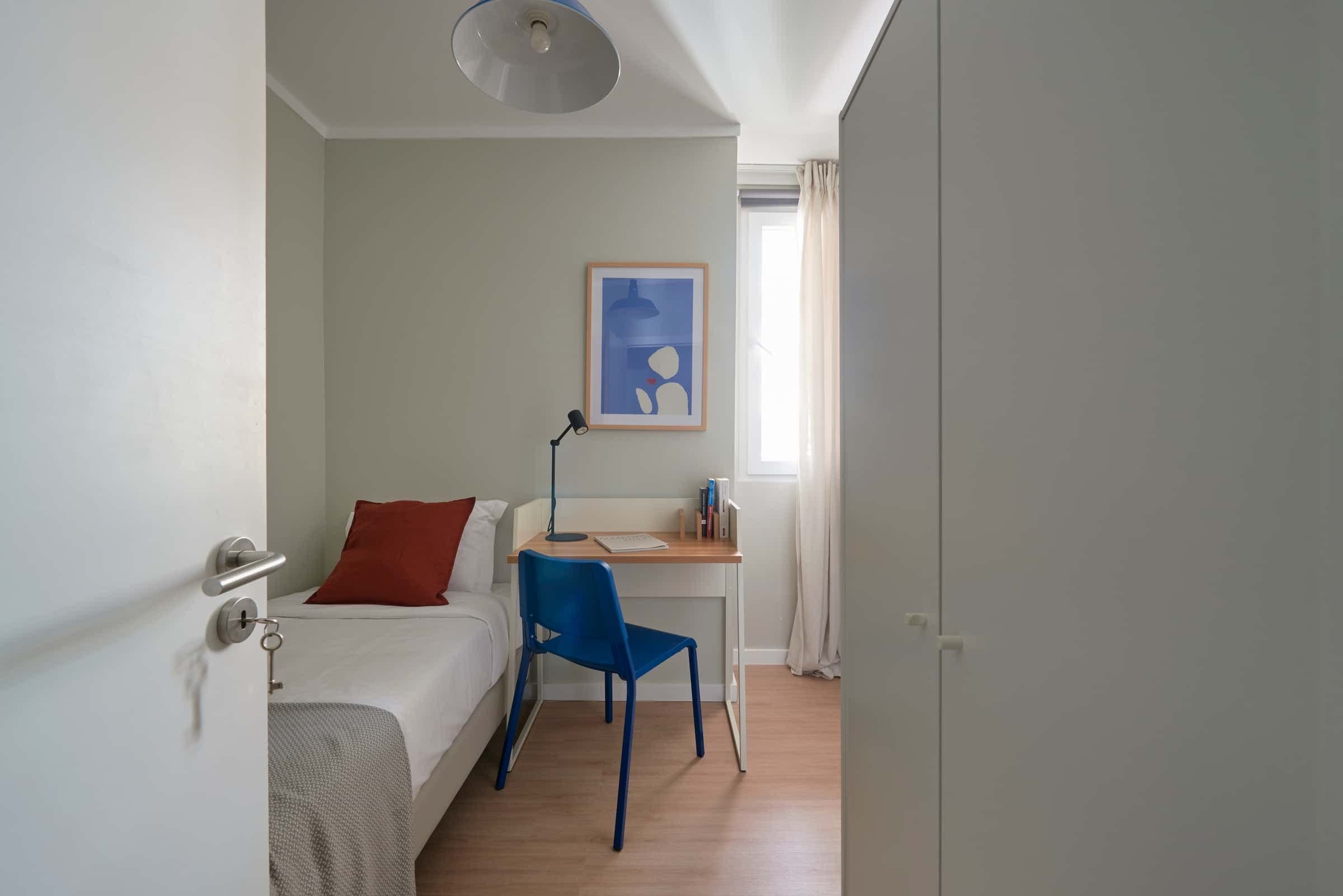 Cozy single bedroom in a 12-bedroom apartment in Morais Soares - Room 10 photo 1