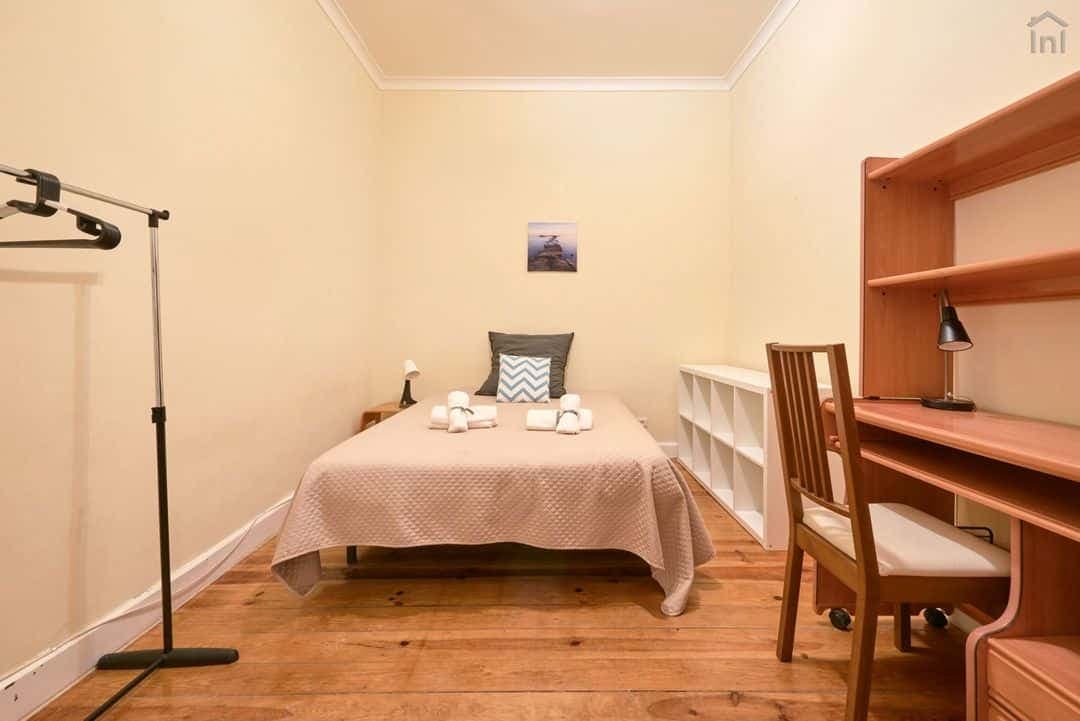 Spacious double interior bedroom in Avenida - Room 5 photo 1