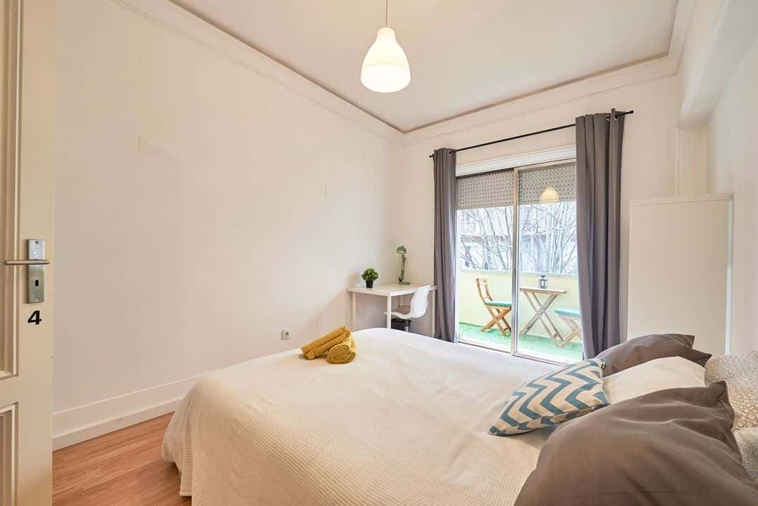 Bright double bedroom with balcony in Marquês de Pombal - Room 4 photo 1