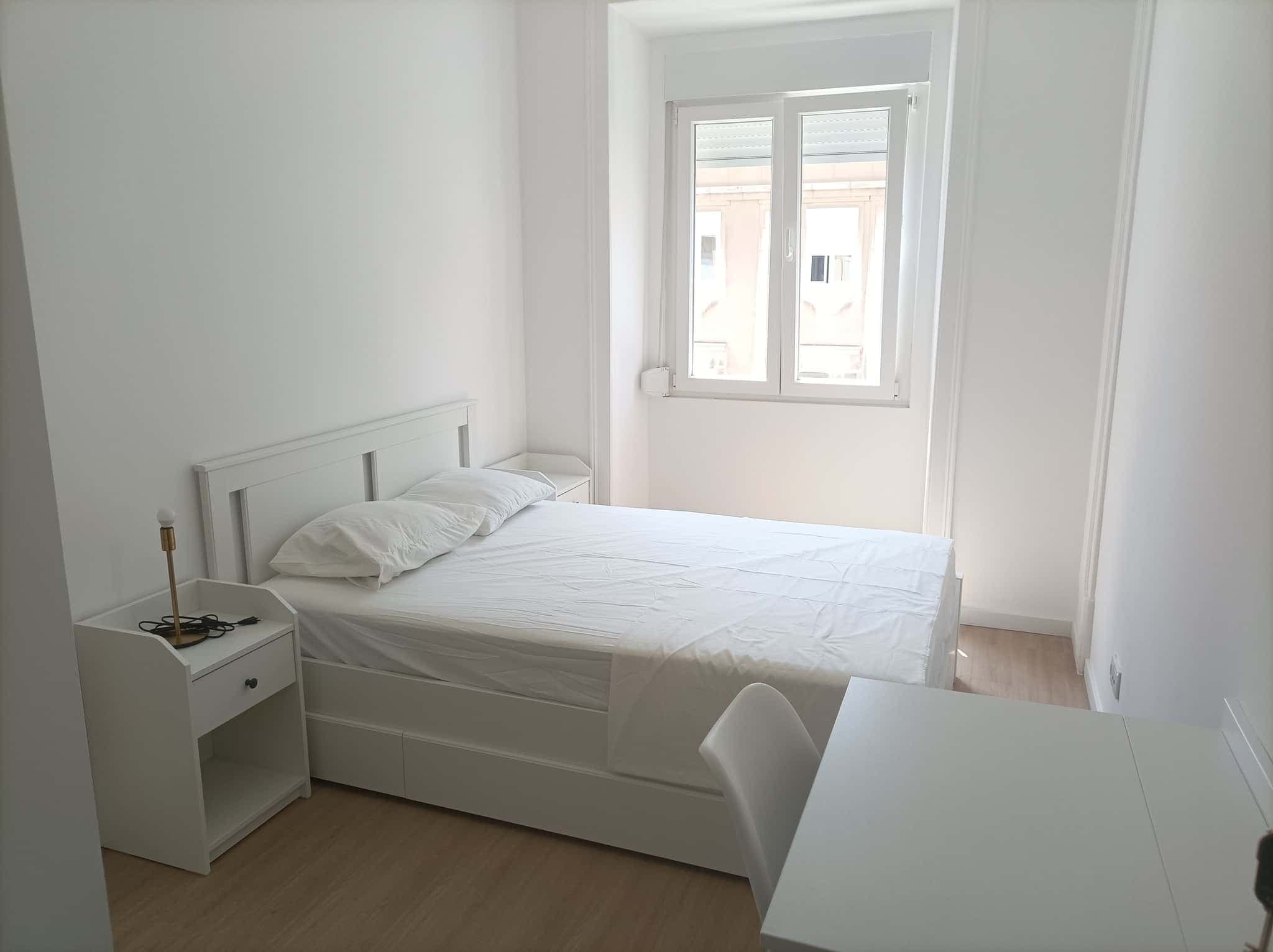 Bright double room in Arroios, Lisbon photo 1