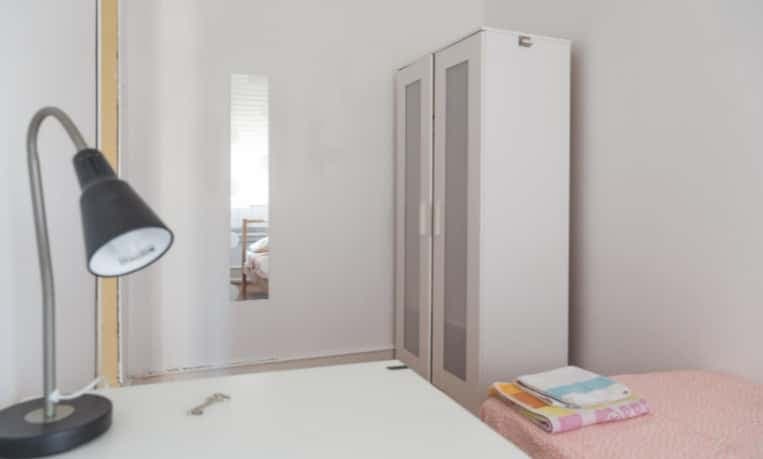 Quarto com came de solteiro em apartamento com 7 quartos - FLAT M - M4 photo 1