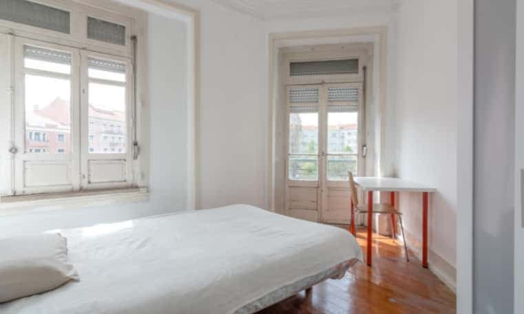 Quarto com came de solteiro, com varanda, em apartamento com 7 quartos - FLAT M - M1 photo 1