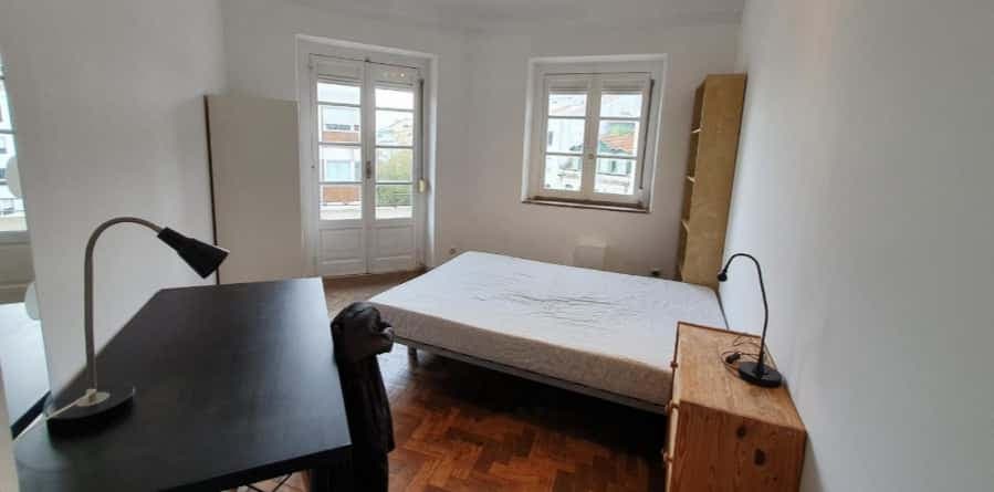 Quarto com cama de casal em apartamento com 7 quartos - FLAT E - E3 photo 1