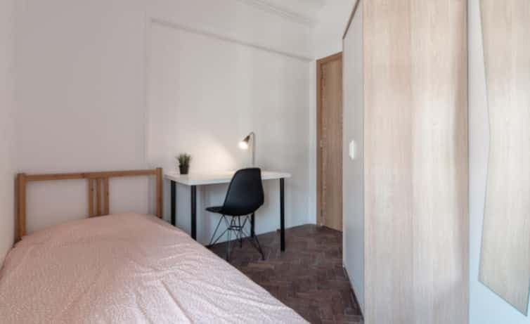 Quarto com cama de solteiro em apartamento com 7 quartos - FLAT O - O2 photo 1