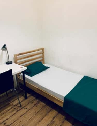 Quarto com cama de solteiro em apartamento com 9 quartos - FLAT N - N9 photo 1