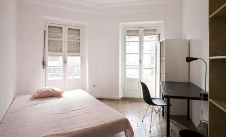 Quarto com cama de solteiro em apartamento com 7 quartos - FLAT F - F3 photo 1