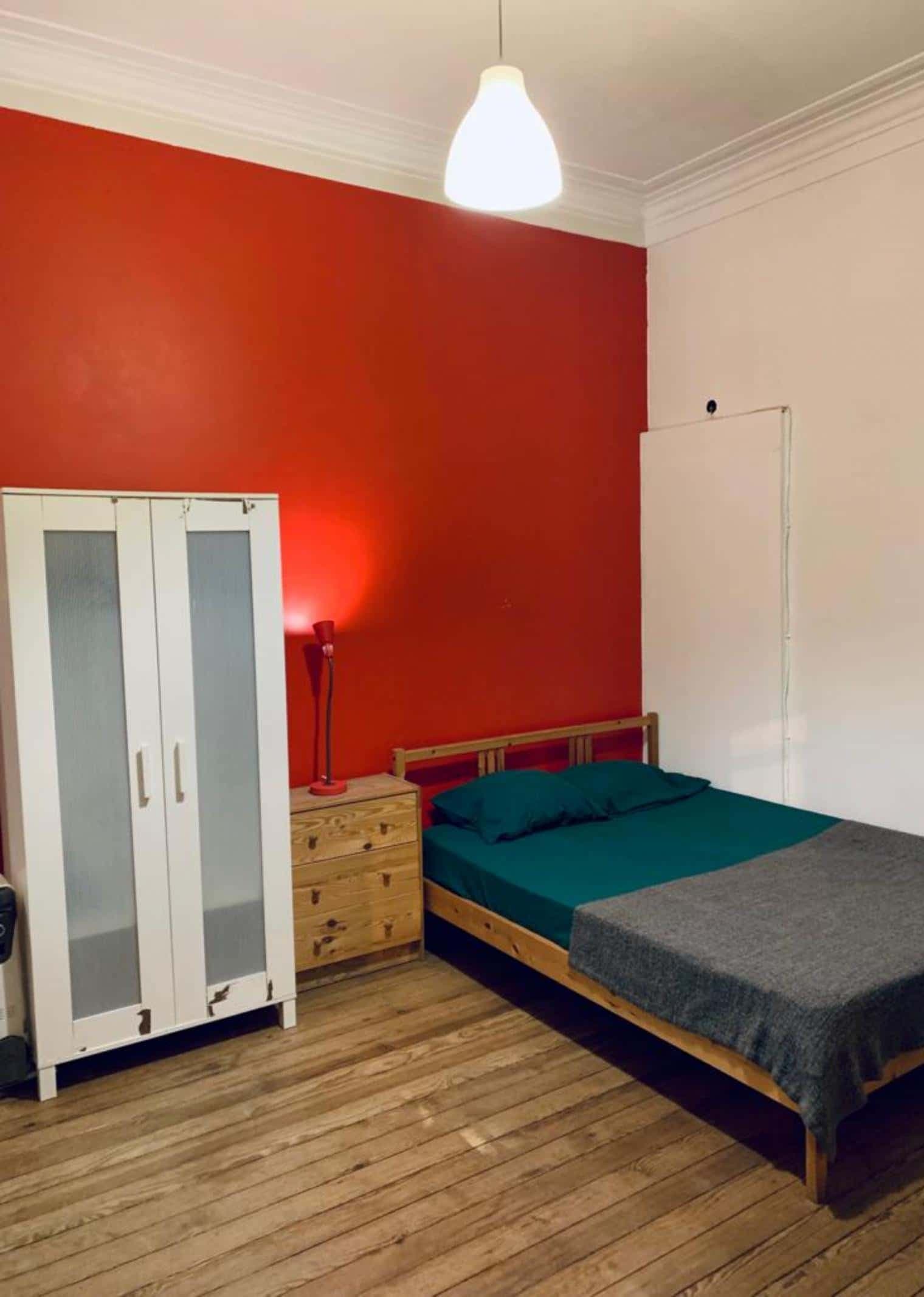 Quarto com cama de solteiro, com varanda, em apartamento com 6 quartos - FLAT C - C3 photo 1