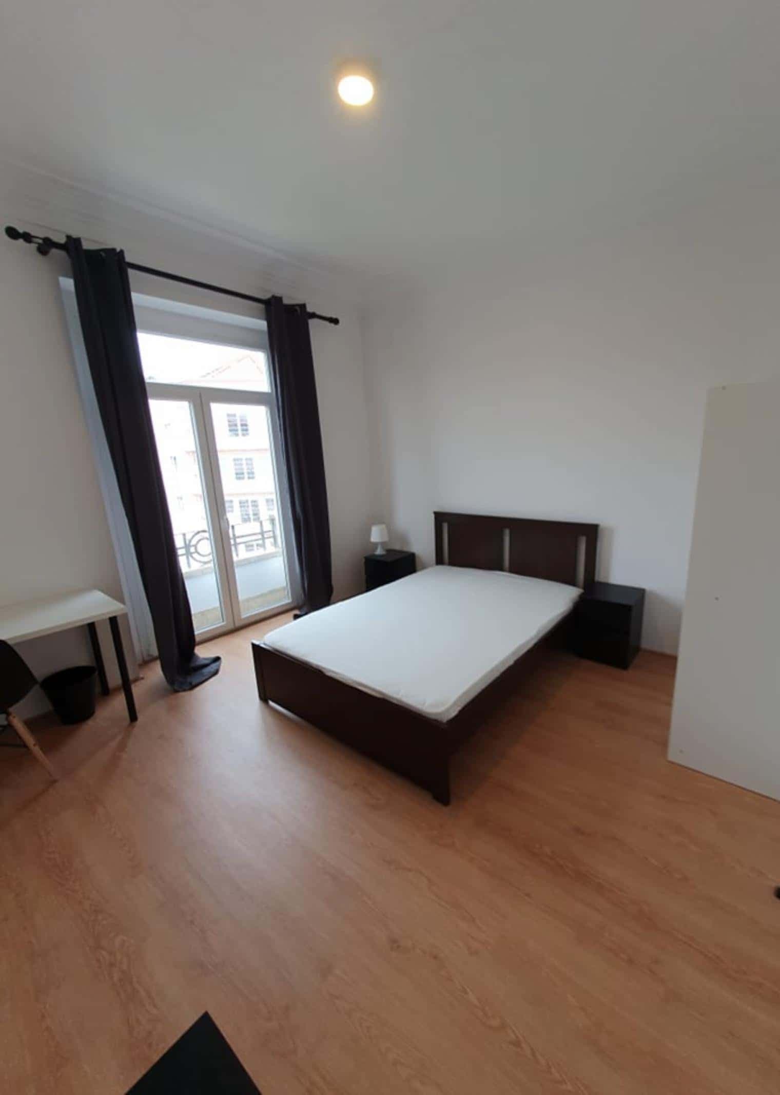 Quarto com cama de casal, com varanda, em apartamento com 7 quartos - FLAT W - W5 photo 1