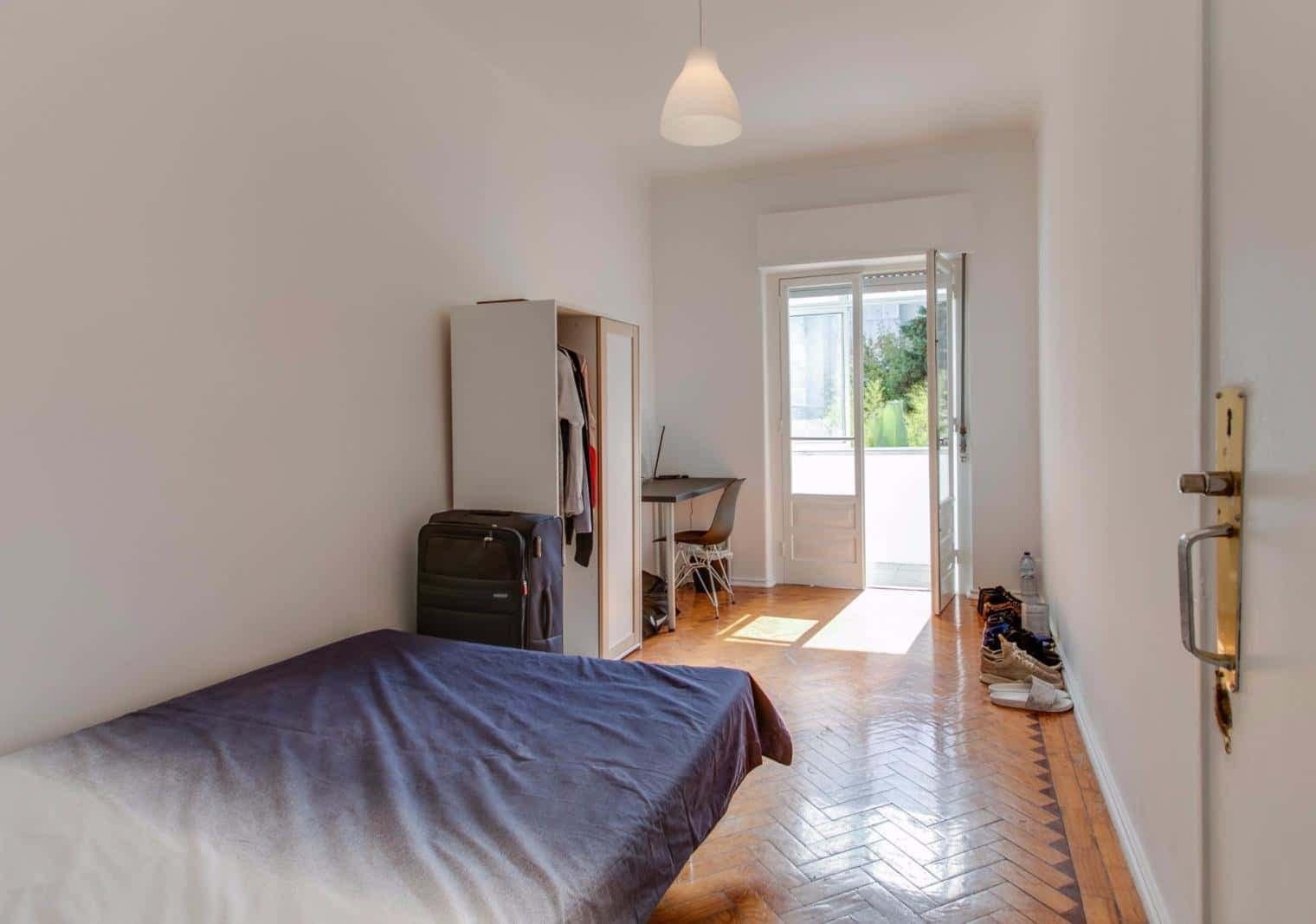 Quarto com cama de casal, com varanda, em apartamento com 3 quartos - FLAT S - S2 photo 1