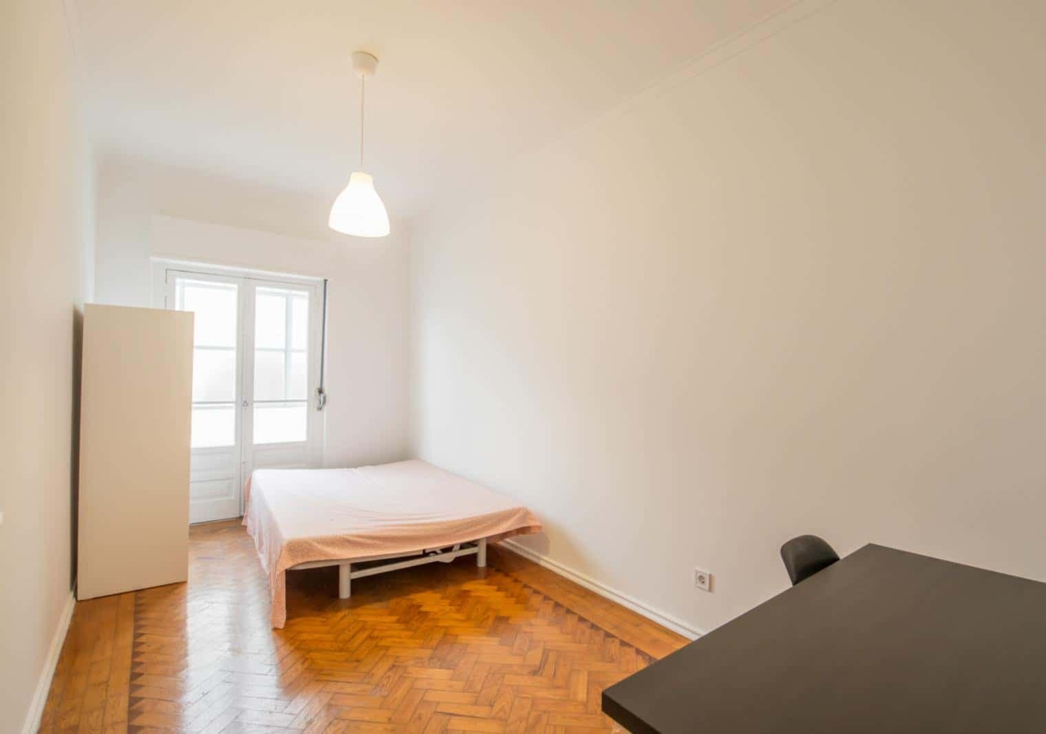 Quarto com cama de casal, com varanda, em apartamento com 3 quartos - FLAT U - U01 photo 1