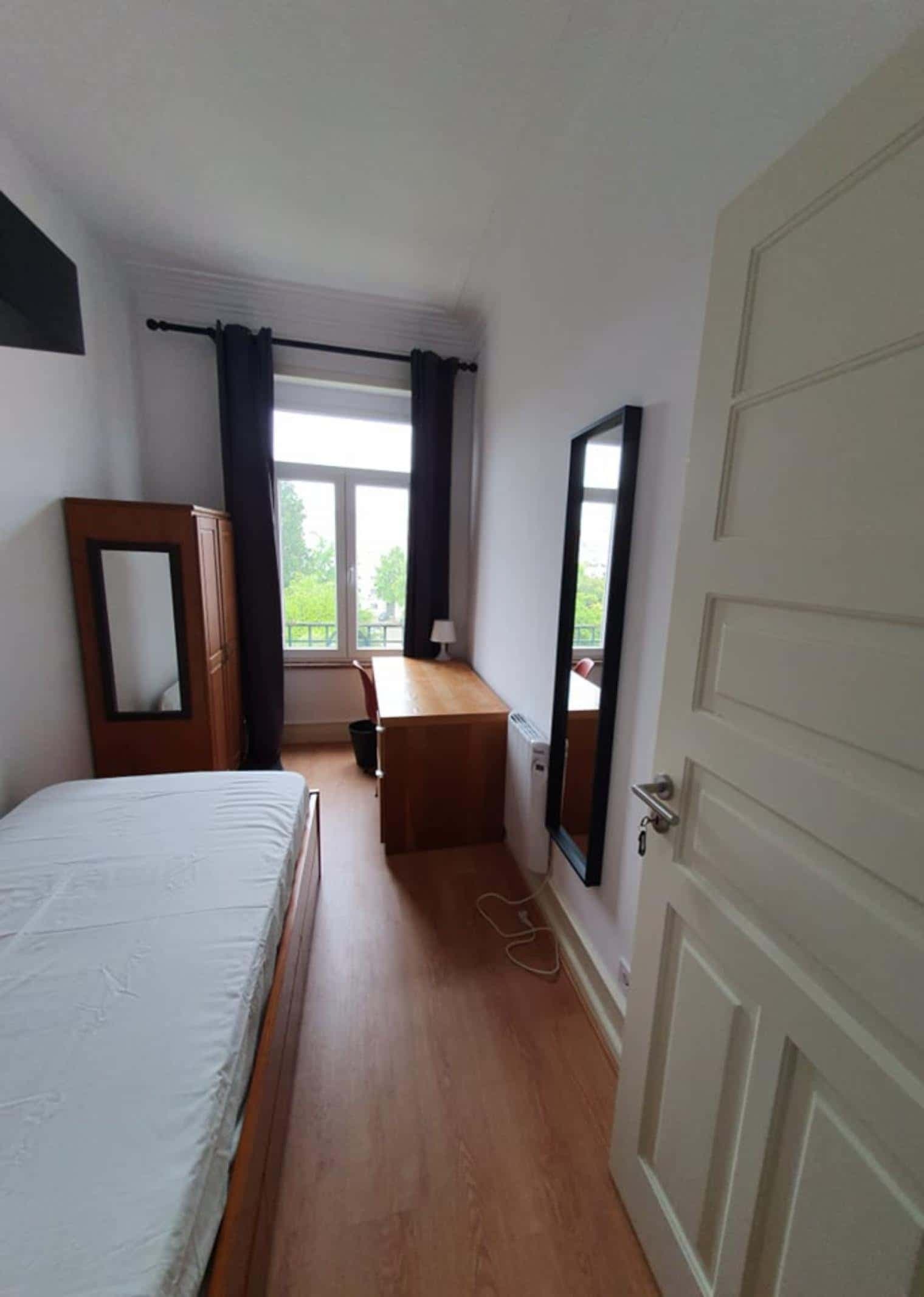 Quarto com cama de solteiro em apartamento com 7 quartos - FLAT W - W4 photo 1