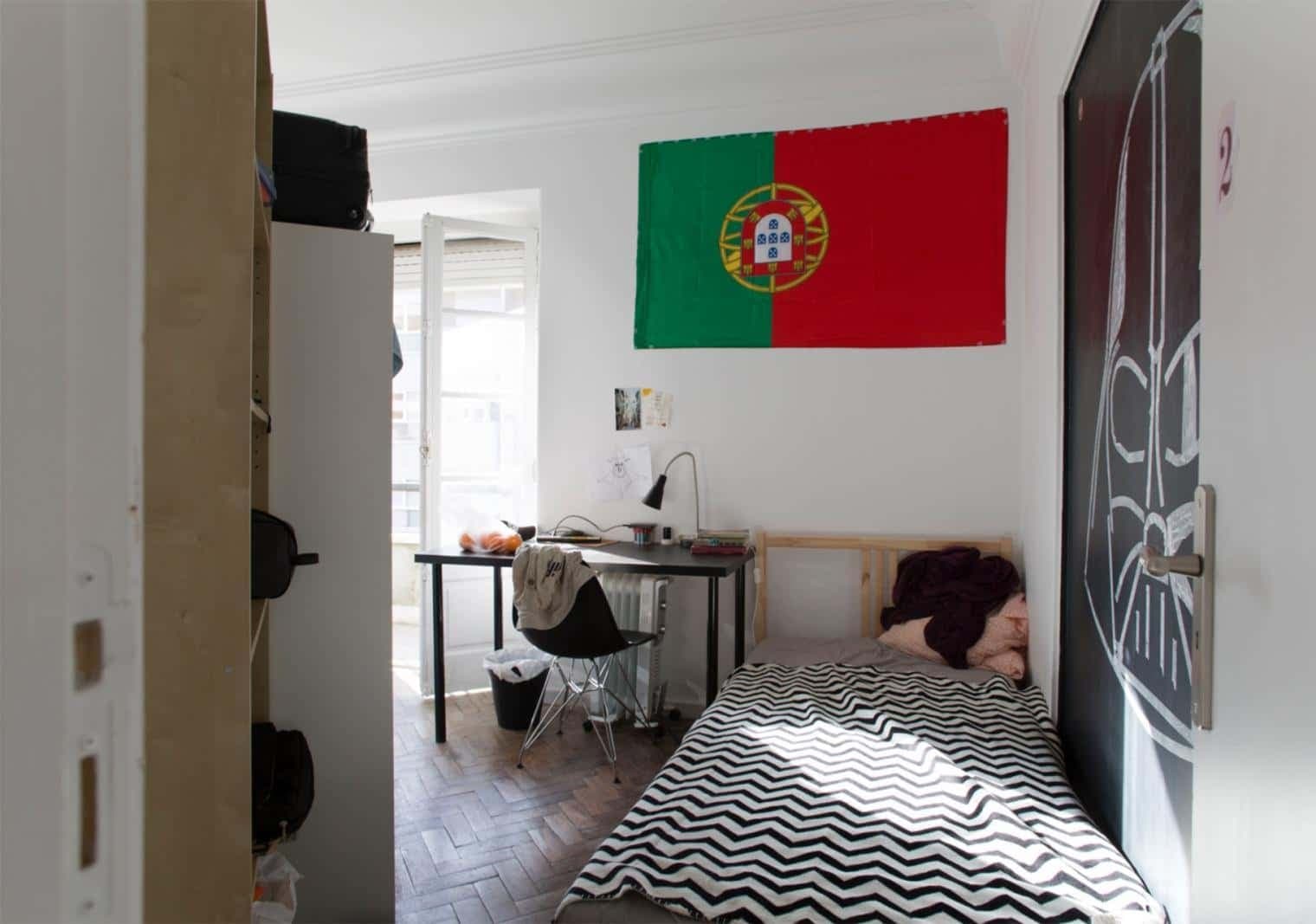 Quarto com cama de solteiro em apartamento com 7 quartos - FLAT F - F2 photo 1