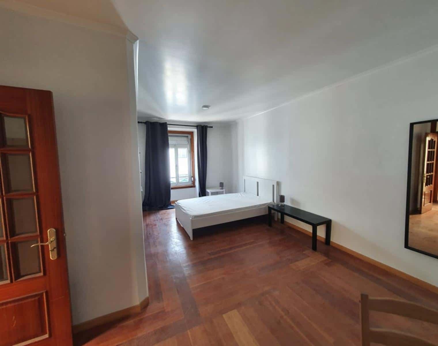 Quarto com cama de casal em apartamento com 5 quartos - FLAT D - D03 photo 1
