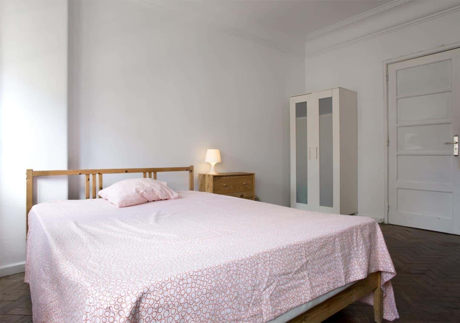 Quarto com cama de casal em apartamento com 7 quartos - FLAT F - F1 photo 1