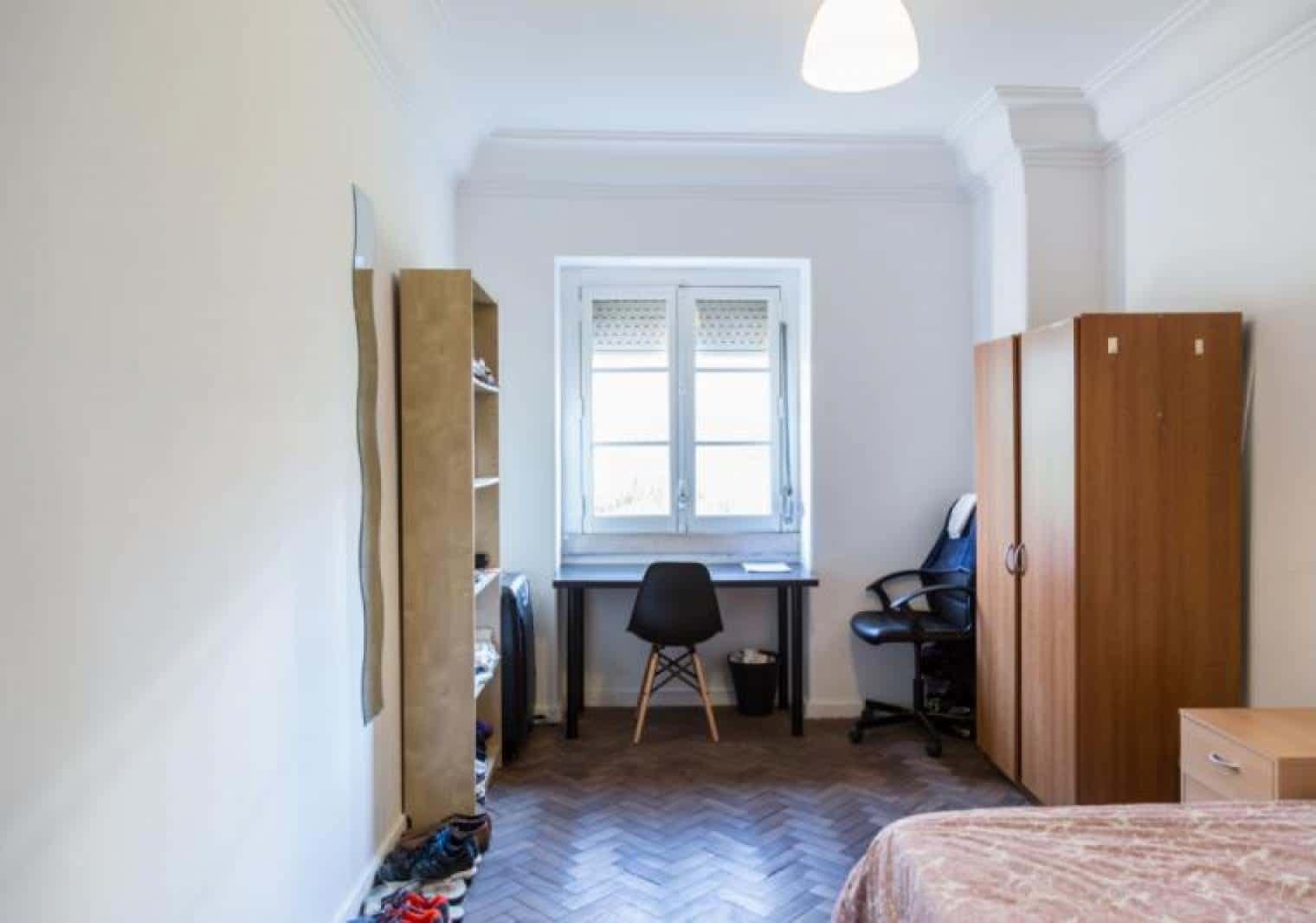 Quarto com cama de solteiro em apartamento com 7 quartos - FLAT F - F5 photo 1