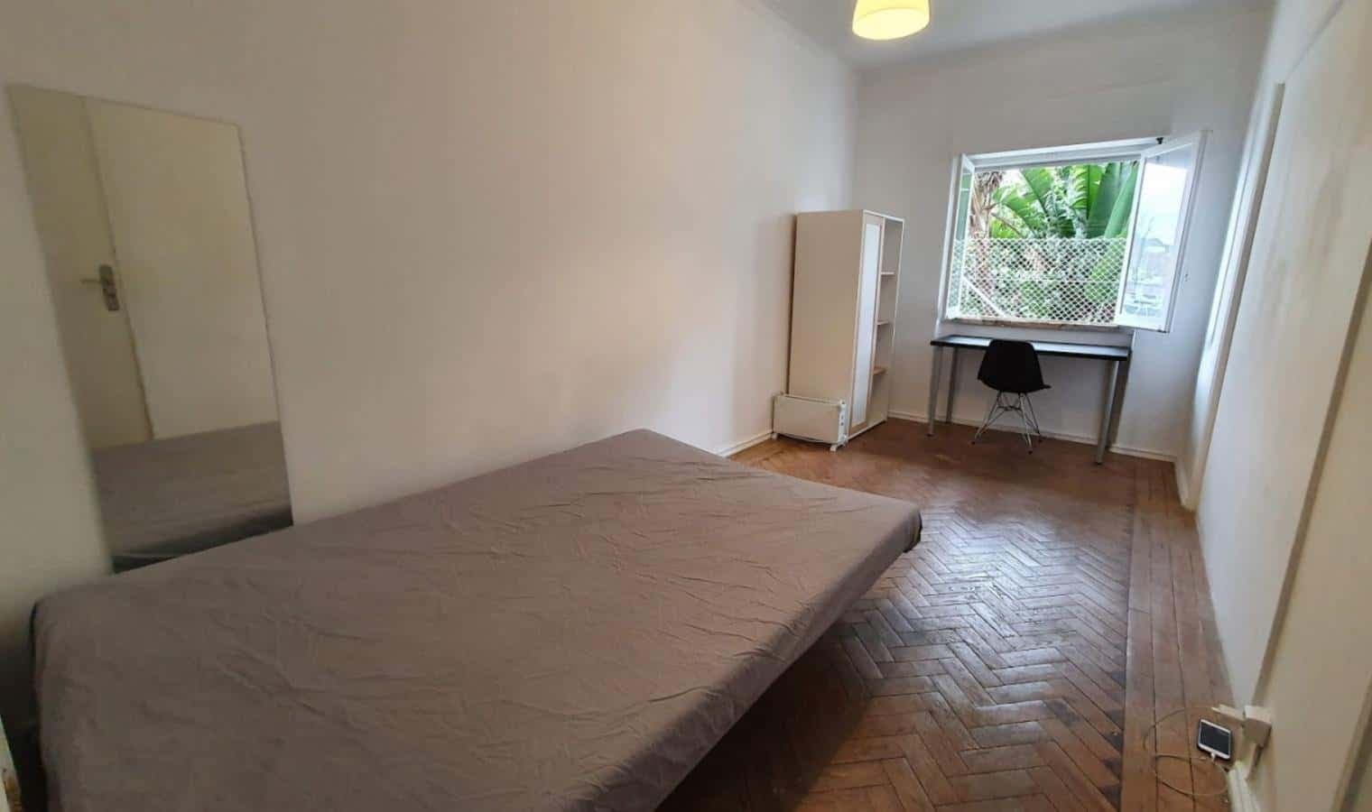 Quarto com cama de casal, com varanda, em apartamento com 3 quartos - FLAT R - R2 photo 1