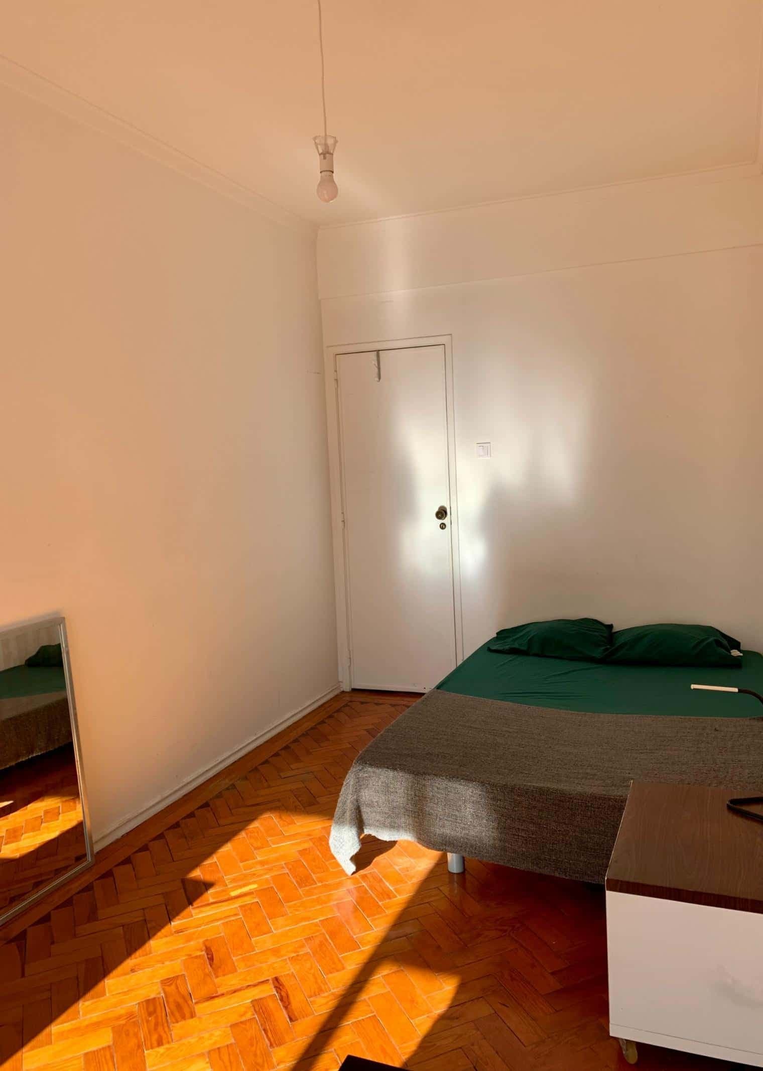 Quarto com cama de casal, com varanda, em apartamento com 3 quartos - FLAT T - T2 photo 1