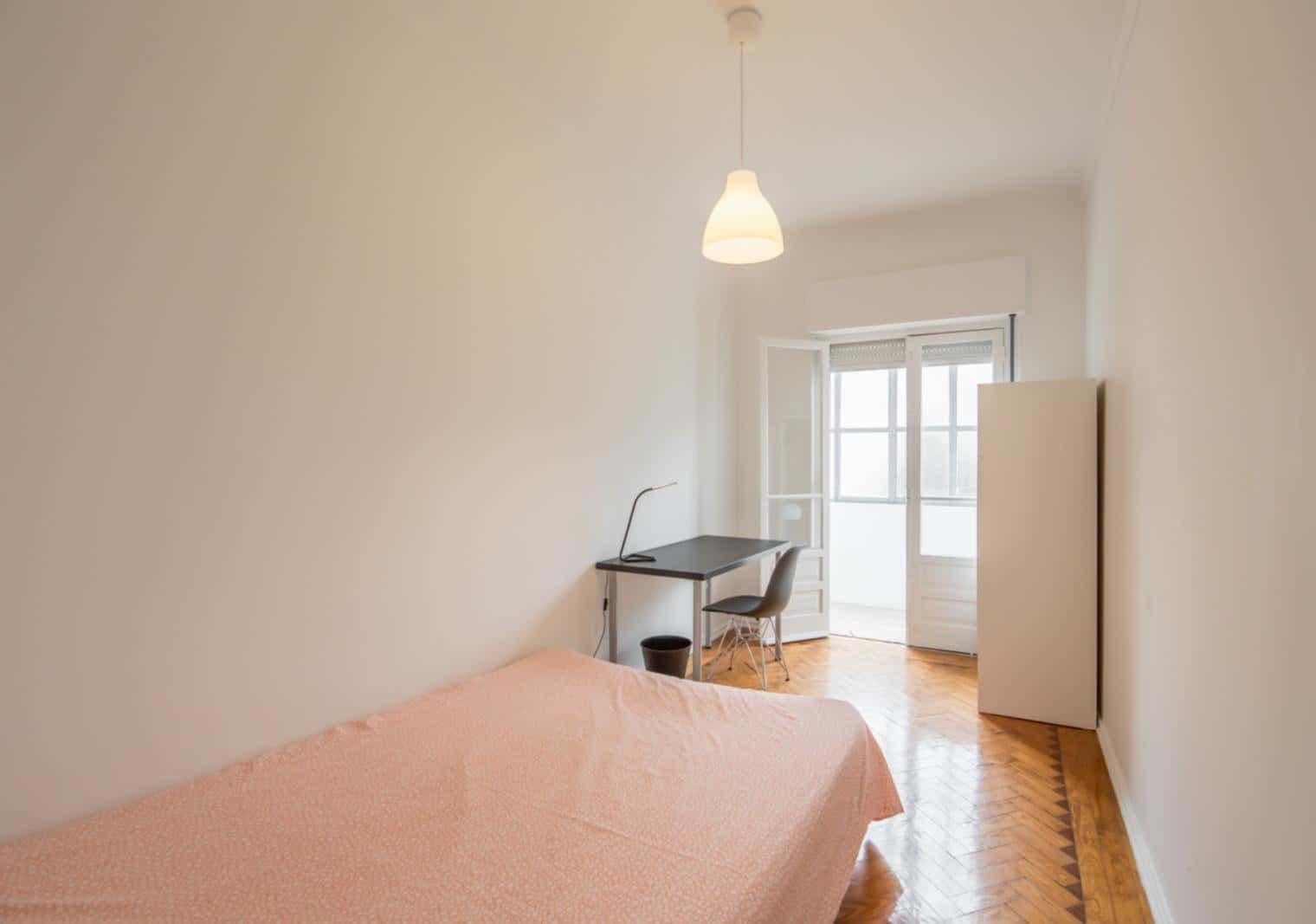 Quarto com cama de casal, com varanda, em apartamento com 3 quartos - FLAT U - U02 photo 1