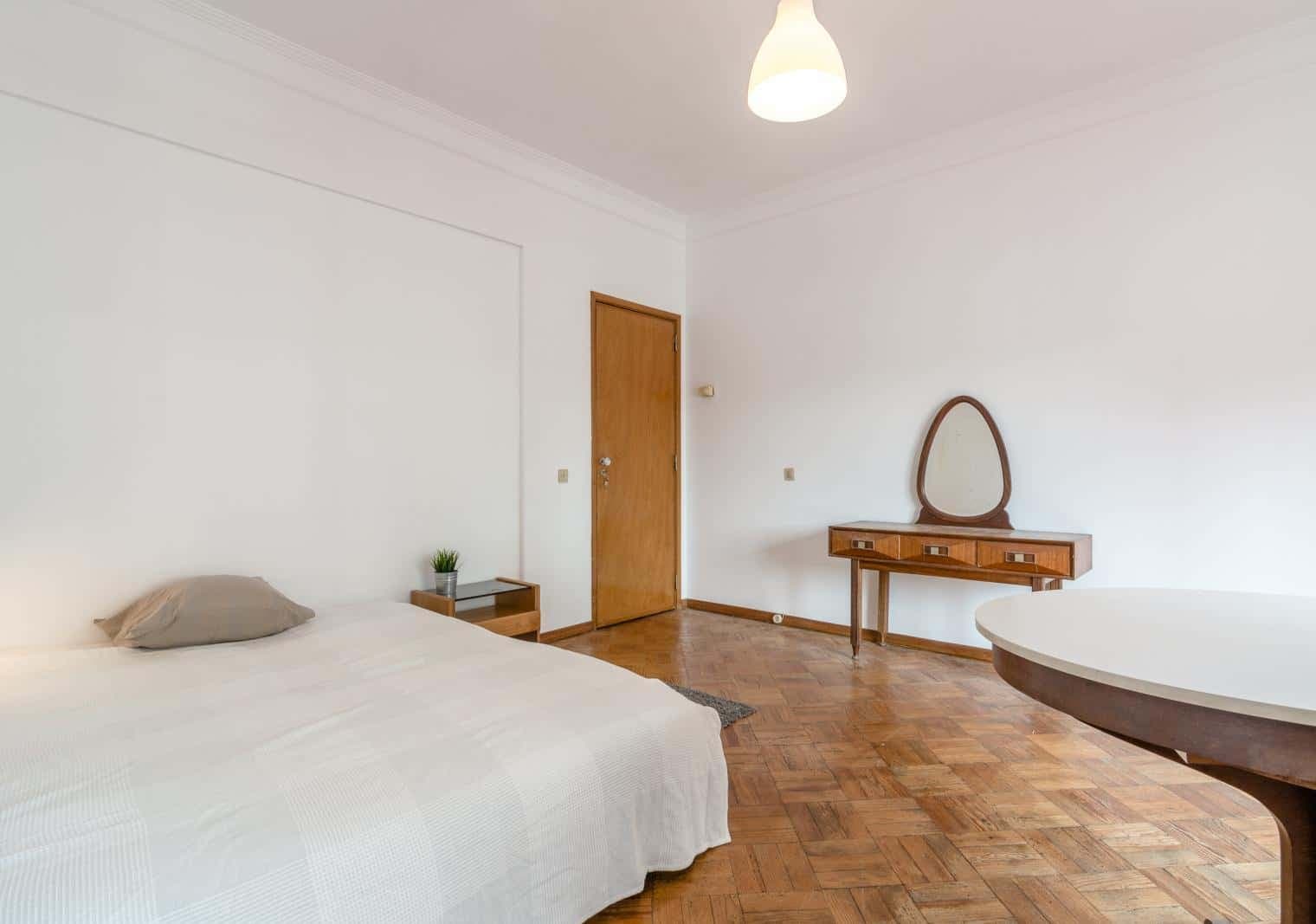 Quarto com cama de solteiro, com varanda, em apartamento com 7 quartos - FLAT REP - REP 6 photo 1