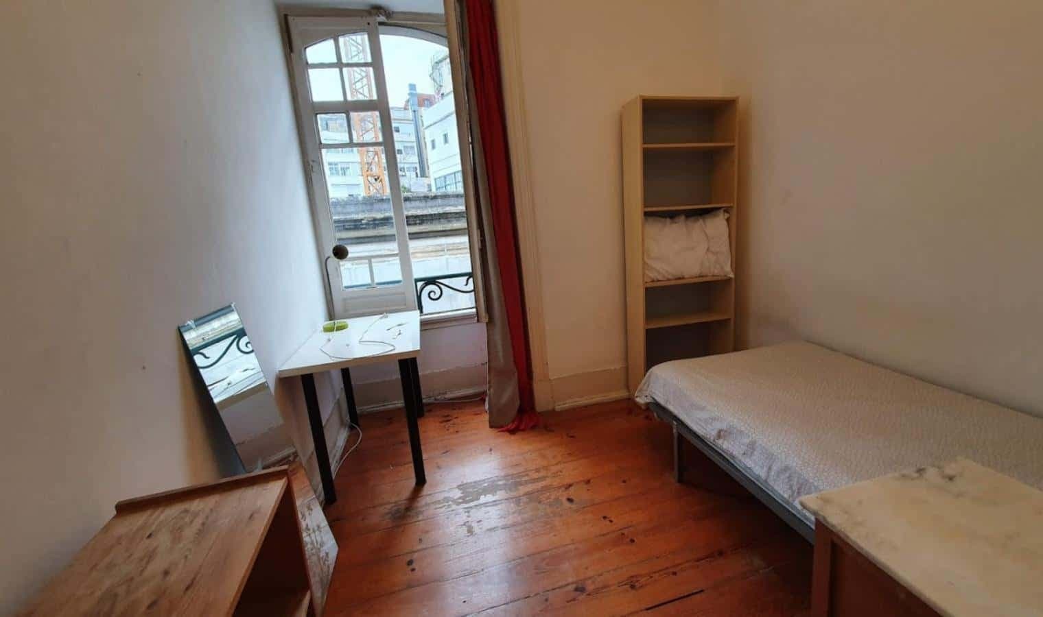 Quarto com cama de solteiro em apartamento com 5 quartos - FLAT SM - SM01 photo 1