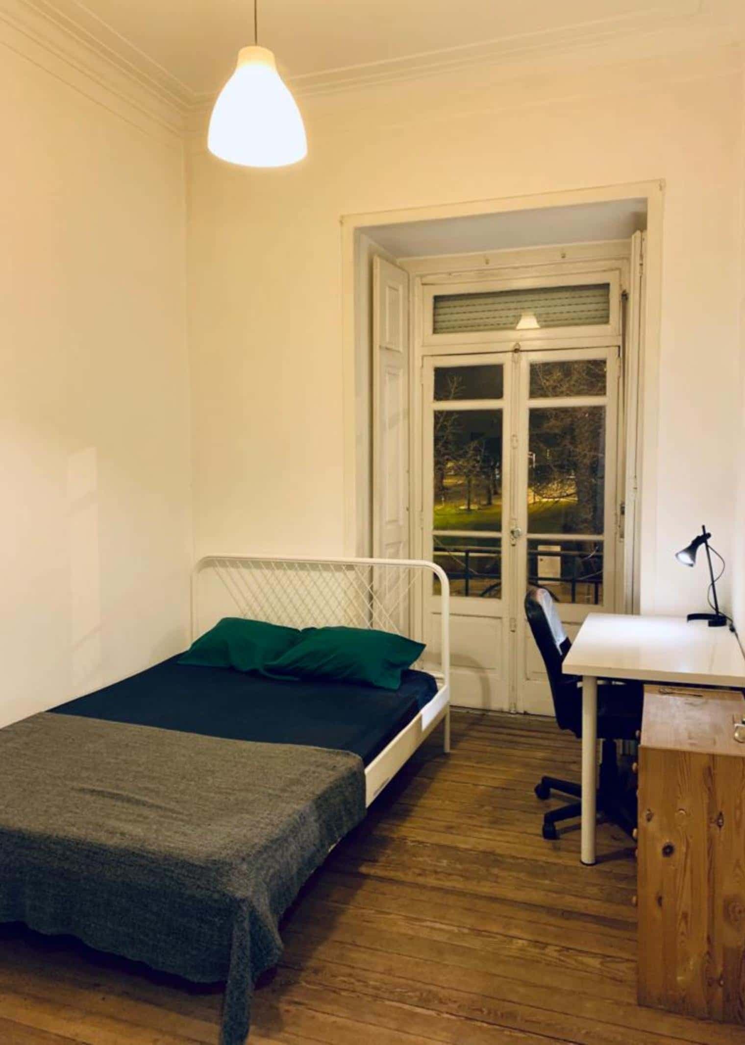 Quarto com cama de casal, com varanda, em apartamento com 6 quartos - FLAT C - C2 photo 1