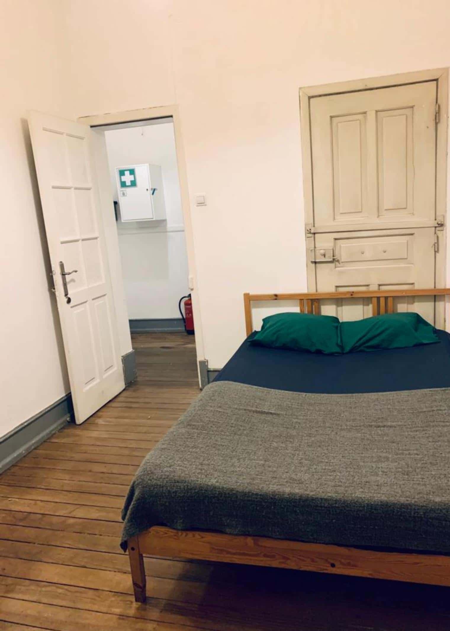 Quarto com cama de solteiro em apartamento com 6 quartos - FLAT C - C1 photo 1