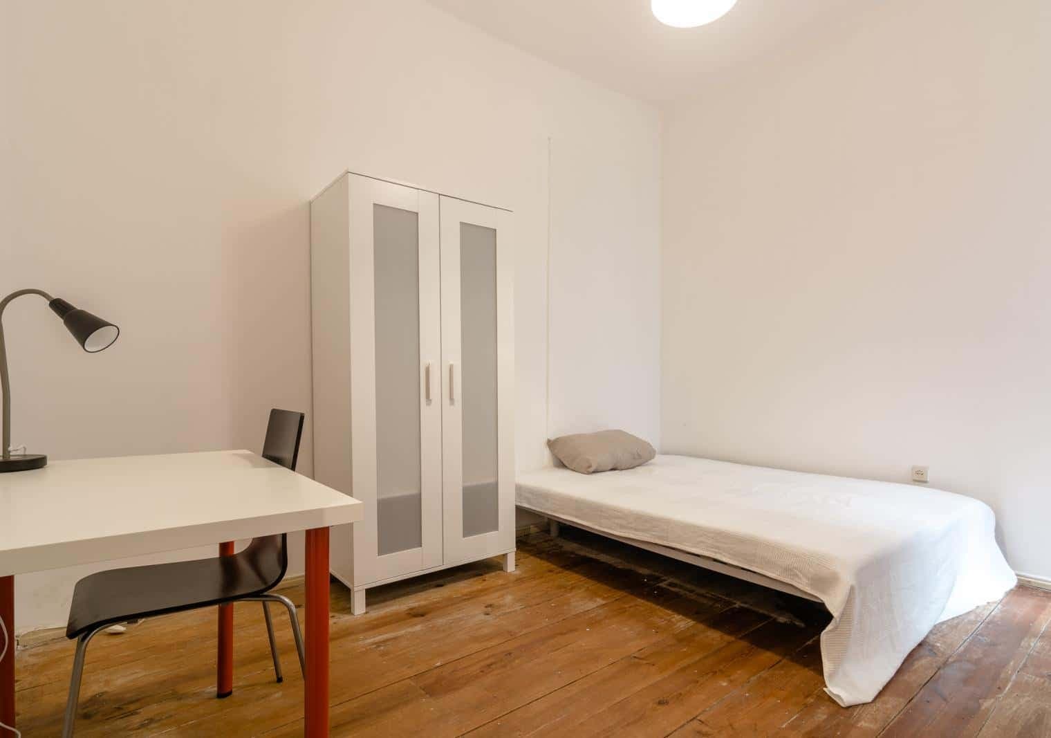 Quarto com cama de solteiro em apartamento com 9 quartos - FLAT N - N4 photo 1