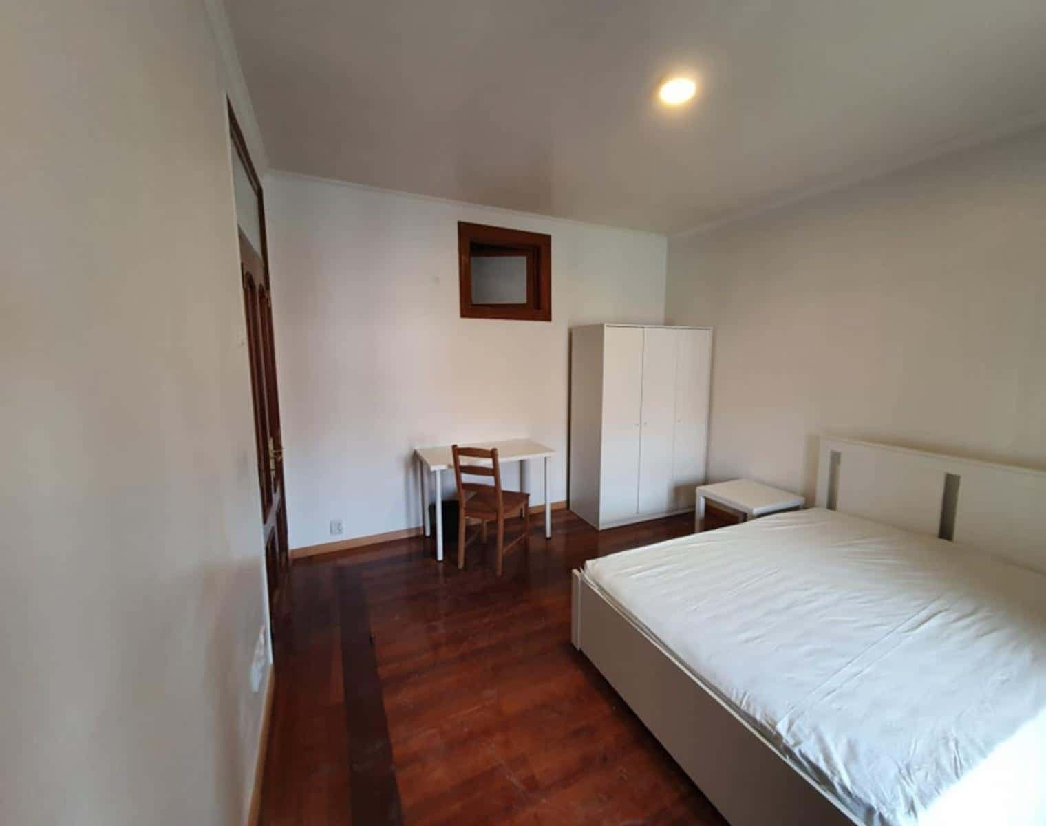 Quarto com cama de casal, com varanda, em apartamento com 5 quartos - FLAT D - D05 photo 1