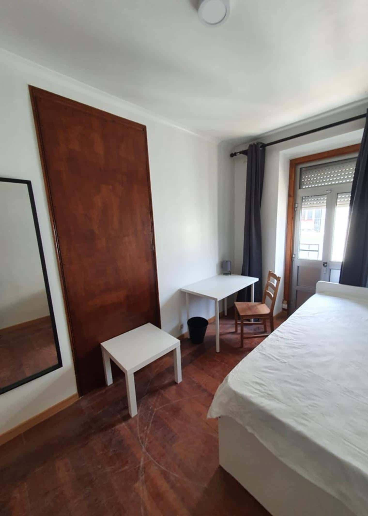 Quarto com cama de solteiro em apartamento com 5 quartos - FLAT D - D02 photo 1