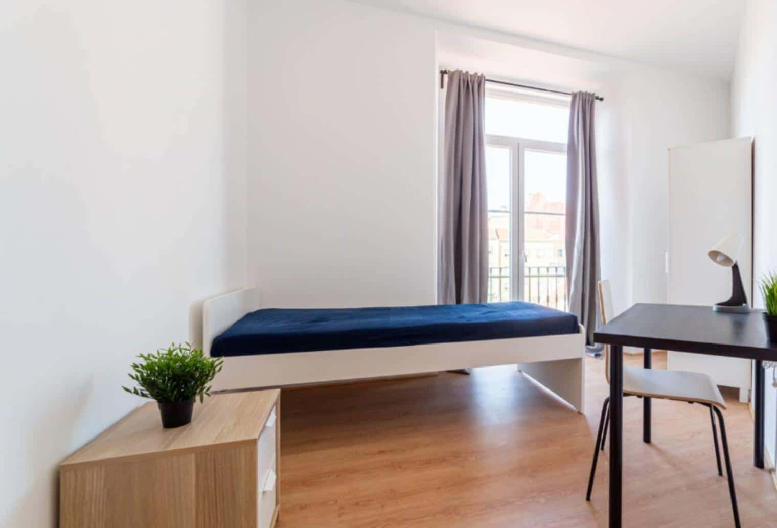 Quarto com cama de solteiro, com varanda, em apartamento com 9 quartos - FLAT Y - Y7 photo 1