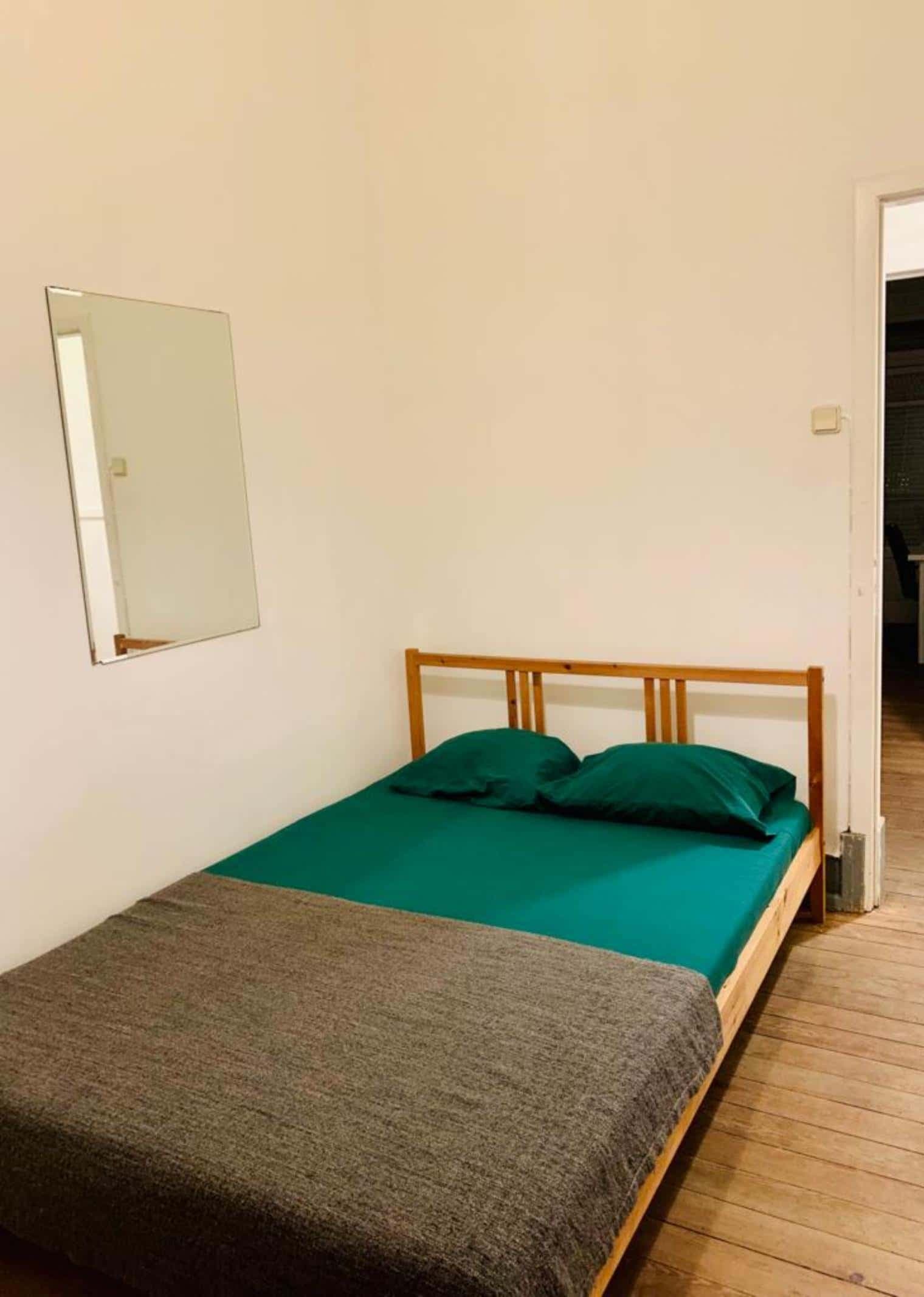Quarto com cama de solteiro em apartamento com 6 quartos - FLAT C - C5 photo 1