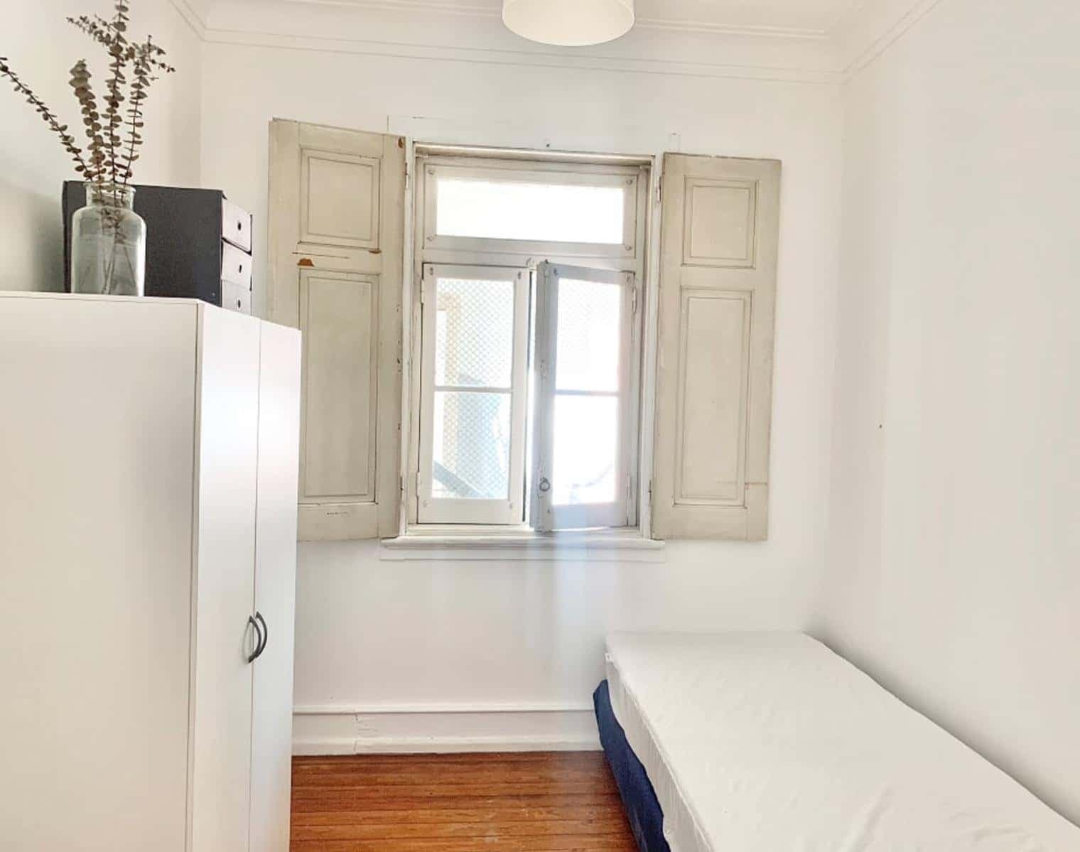 Quarto com cama de solteiro em apartamento com 6 quartos - FLAT K - K6 photo 1