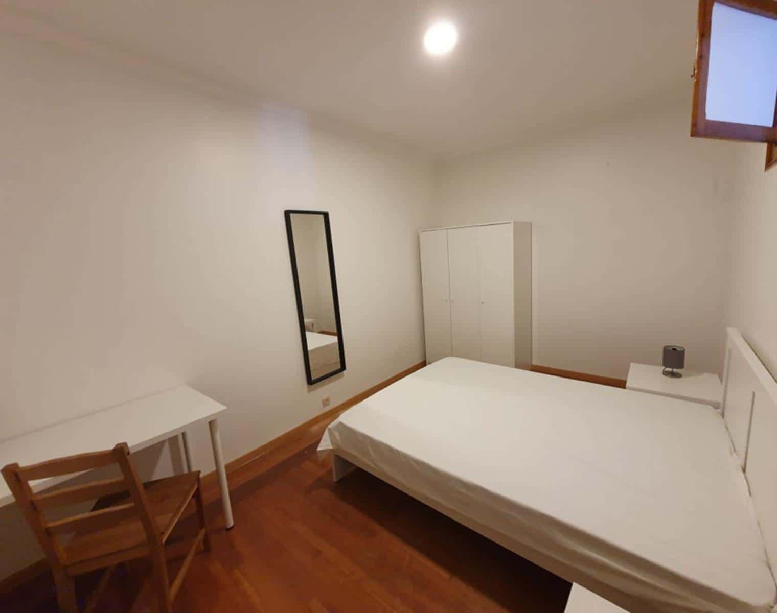 Quarto com cama de casal em apartamento com 5 quartos - FLAT D - D04 photo 1
