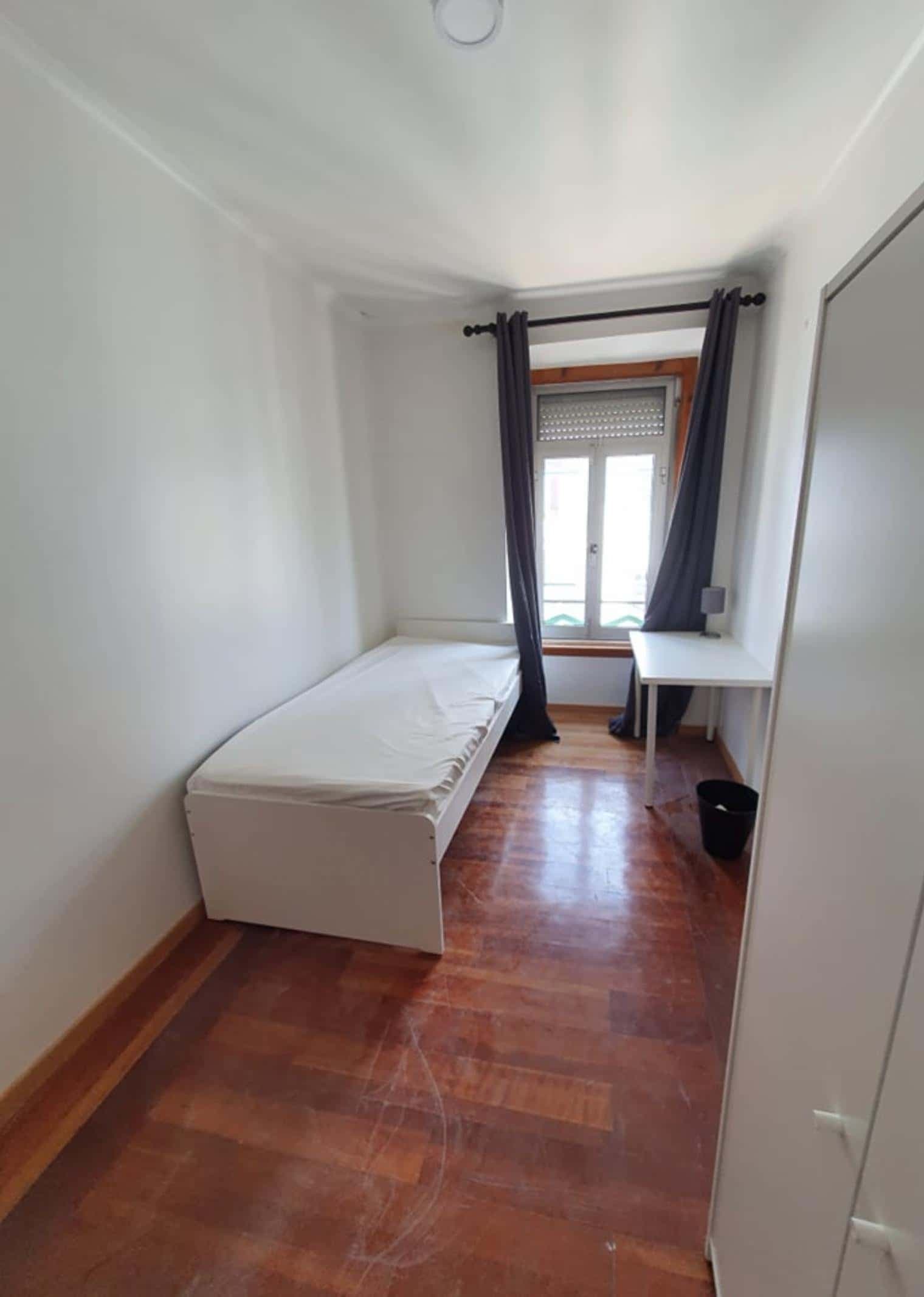 Quarto com cama de solteiro em apartamento com 5 quartos - FLAT D - D01 photo 1