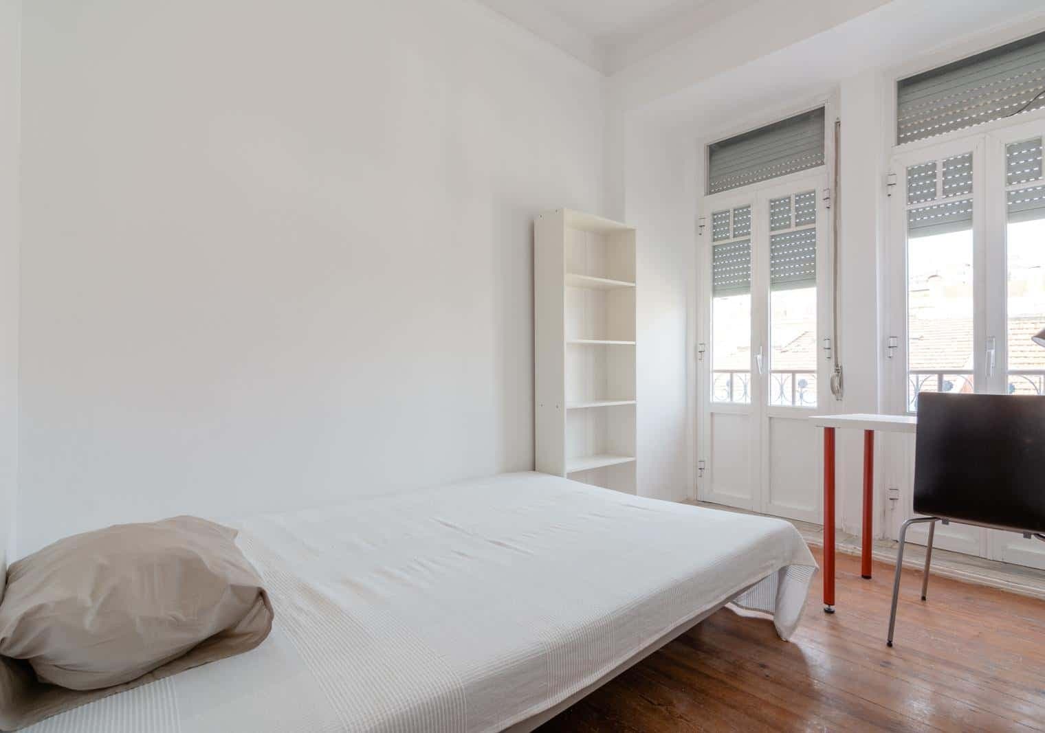 Quarto com cama de casal em apartamento com 9 quartos - FLAT N - N2 photo 1