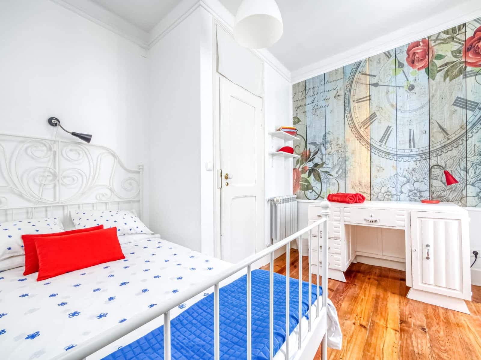 Luminous room with private balcony in a 7-bedroom apartment in Saldanha - Room 3 photo 1